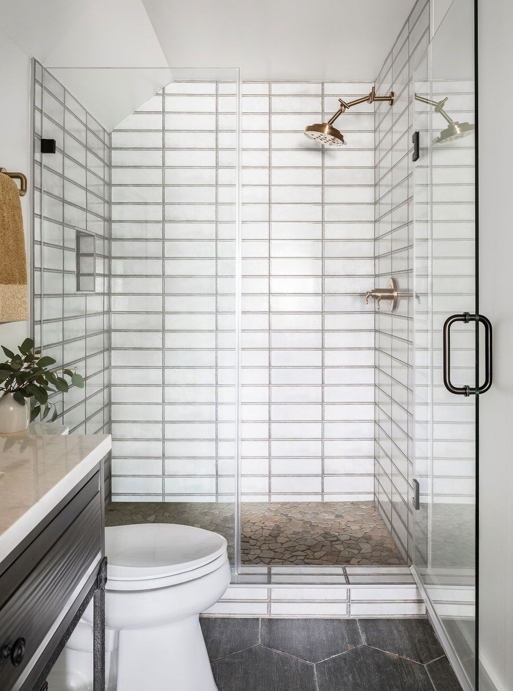 Simple subway tile stacked in straight lines gives our clients&rsquo; guest bathroom a calm and balanced vibe. 

📸 : @angelanewtonroyphotography 

#artdesignpartners #bathroomdesign #subwaytile #contemporarydesign #moderndesign #modernflair #moodboa