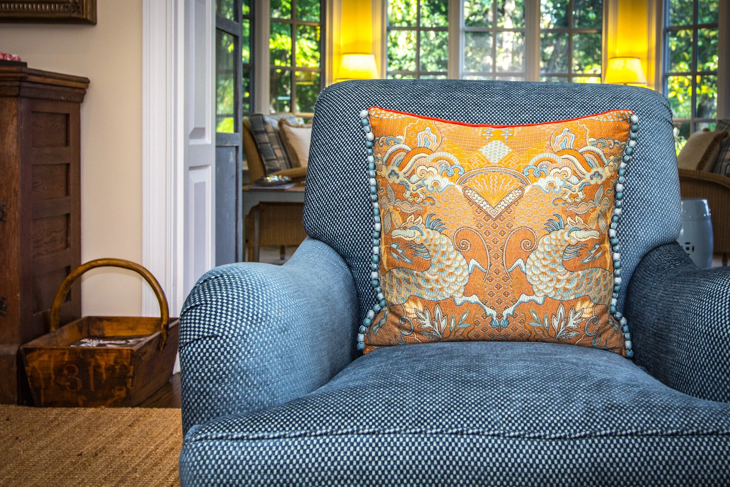 Classic patterns never go out of style!

 #artdesignpartners #morrisandco #custompillow #upholstery #classicdesign #contemporarydesign #moderndesign #modernflair #moodboard #boldinteriors #interiorstyling #interiorsandhome #beautifulinteriors #interi