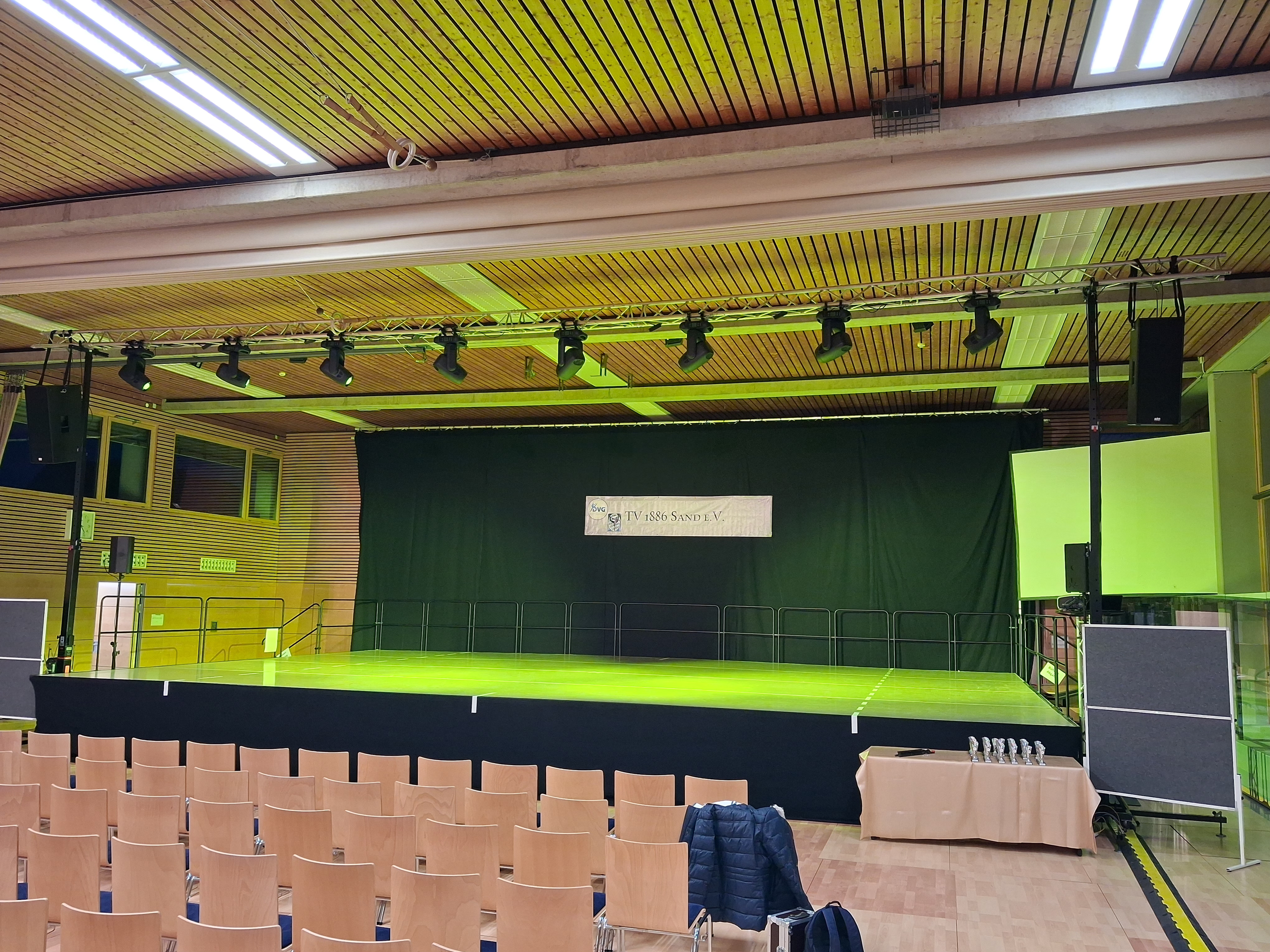 Bühne für Schautanz mit Beleuchtung und Beschallung fürs Publikum