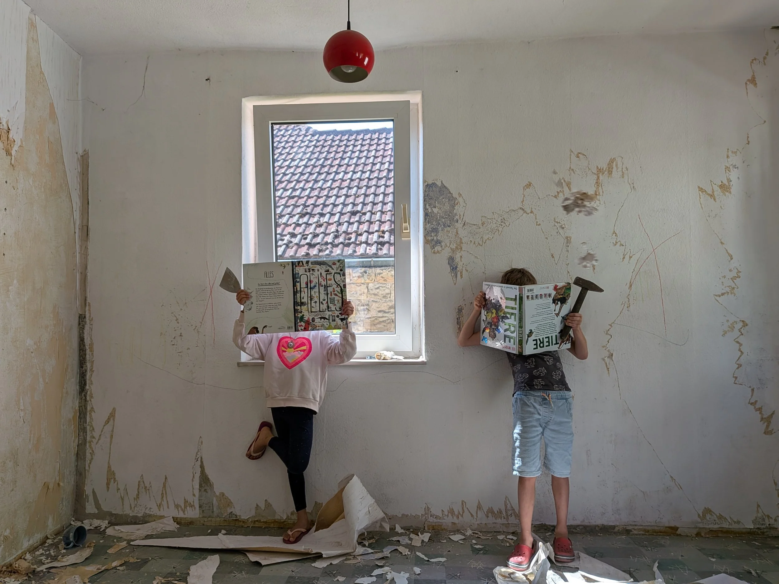 Wenn Du zwischen 3 und 13 Jahren bist, kannst Du Dich als Helfer*in auf unserer Baustelle bewerben: info@literaturhaus-augsburg.de - Bitte Getränk und Pausensnack nicht vergessen!