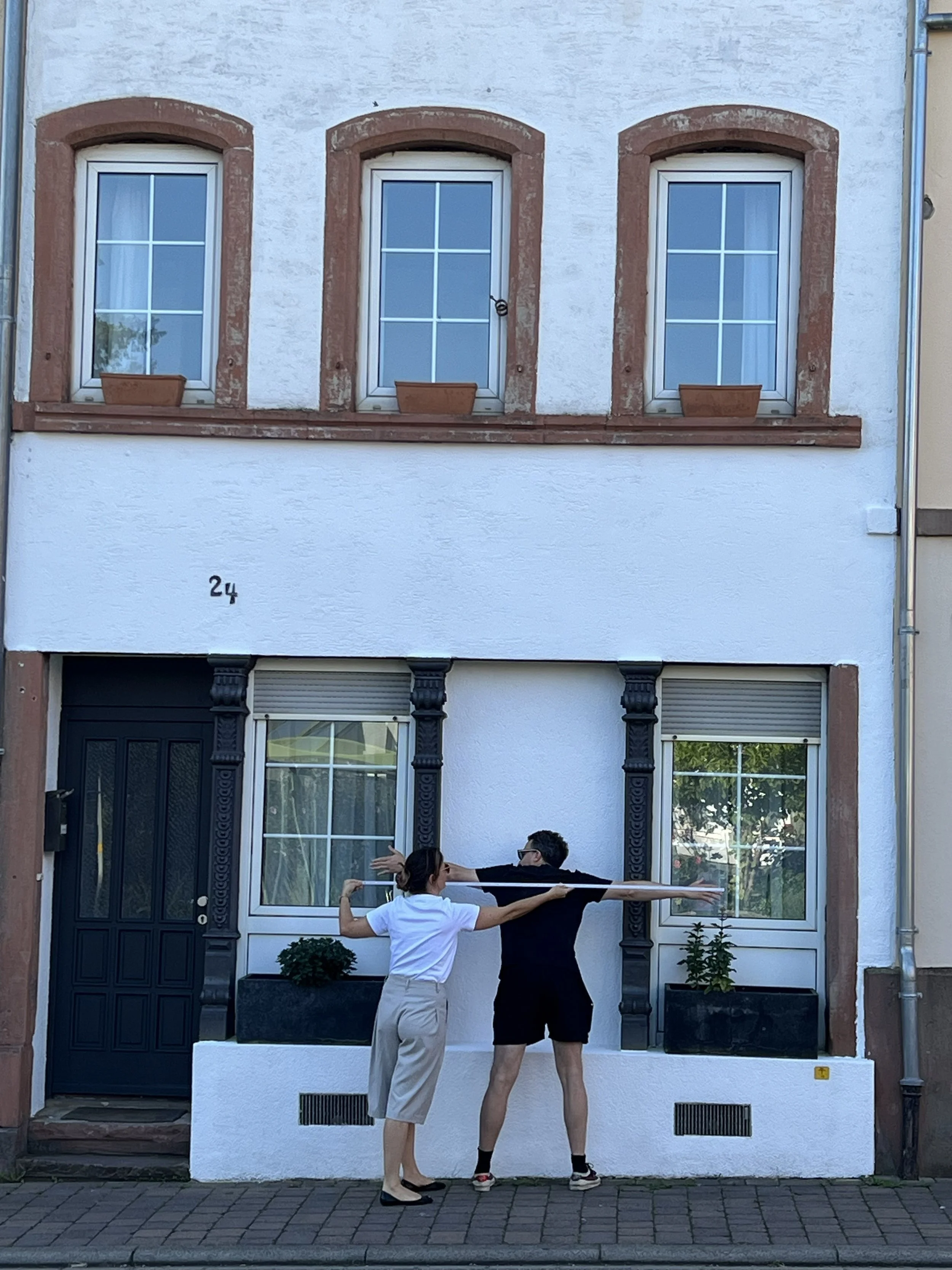  “Würde dieses hier nicht ein grandioses Literaturhaus abgeben?” fragt Dr. D. scheinbar unschuldig und packt wie zufällig einen Meterstab aus.

“Dafür brauchen wir doch keinen Meterstab! Das wäre doch gelacht!” sagt Dr. B. großmäulig. “Ich messe das 