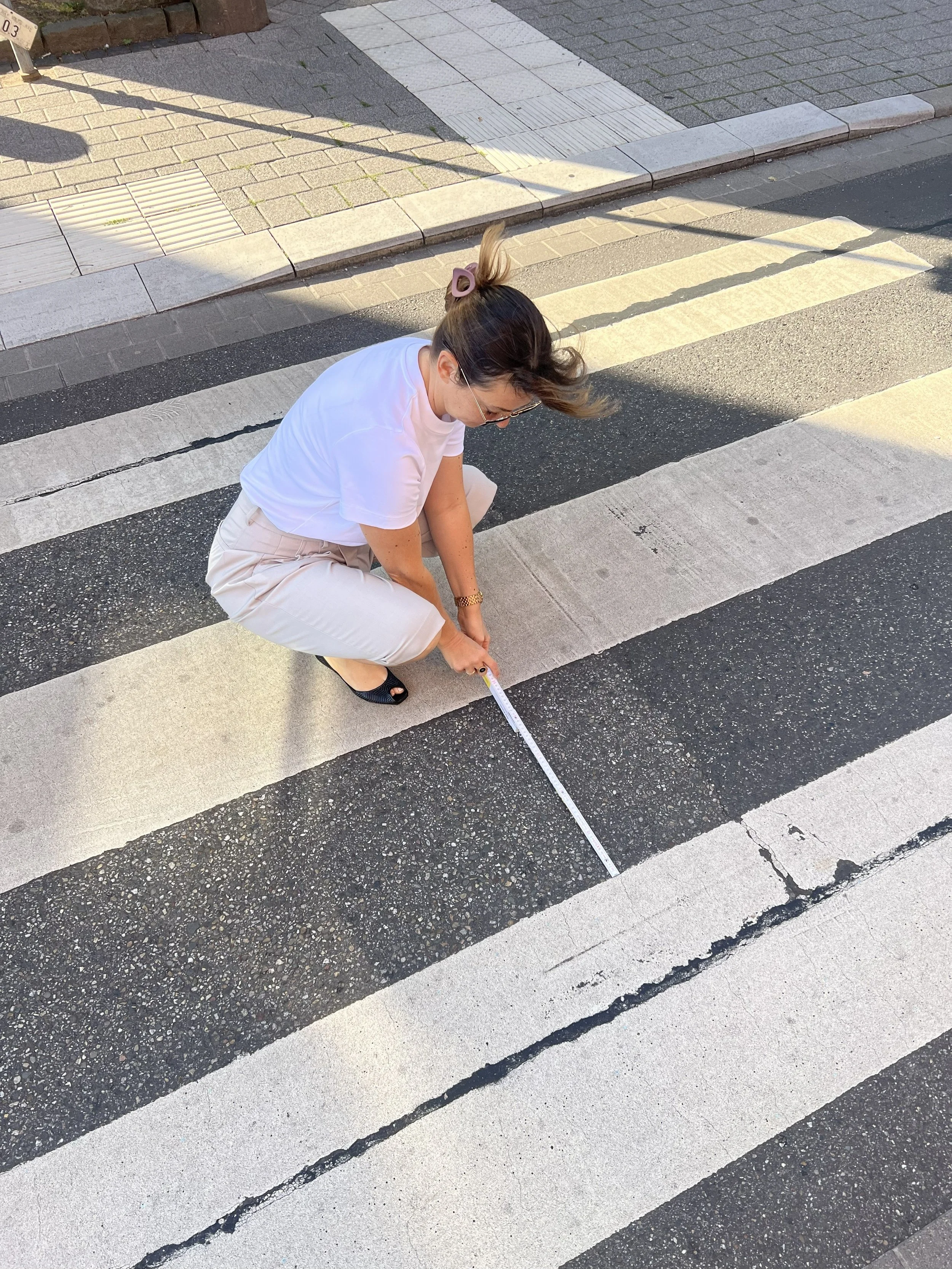 Dr. D. ist mittlerweile überzeugt davon, dass mit den Messergebnissen etwas nicht stimmte. Um Dr. B.s Armmessmethode zu überprüfen, misst Dr. D. zur Sicherheit die Breite eines Zebrastreifens, denn…

“Messen ist vergleichen”, doziert sie.
