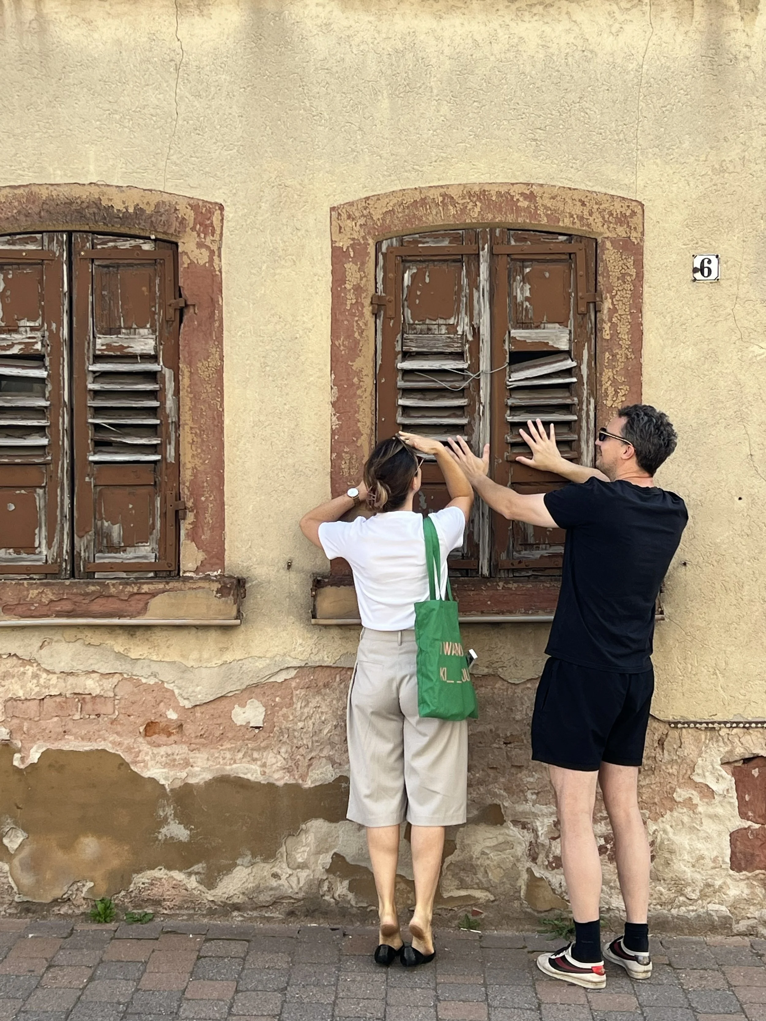 Dr. D. und Dr. B. prüfen fachmännisch die Substanz des vornehmen Hauses. Sie sind sehr konzentriert bei der Sache. Denn dabei dürfen keine Fehler unterlaufen.
Dr. D. erkannte sofort, dass etwas mit der Statik des Gebäudes nicht stimmte. "Vielleicht j