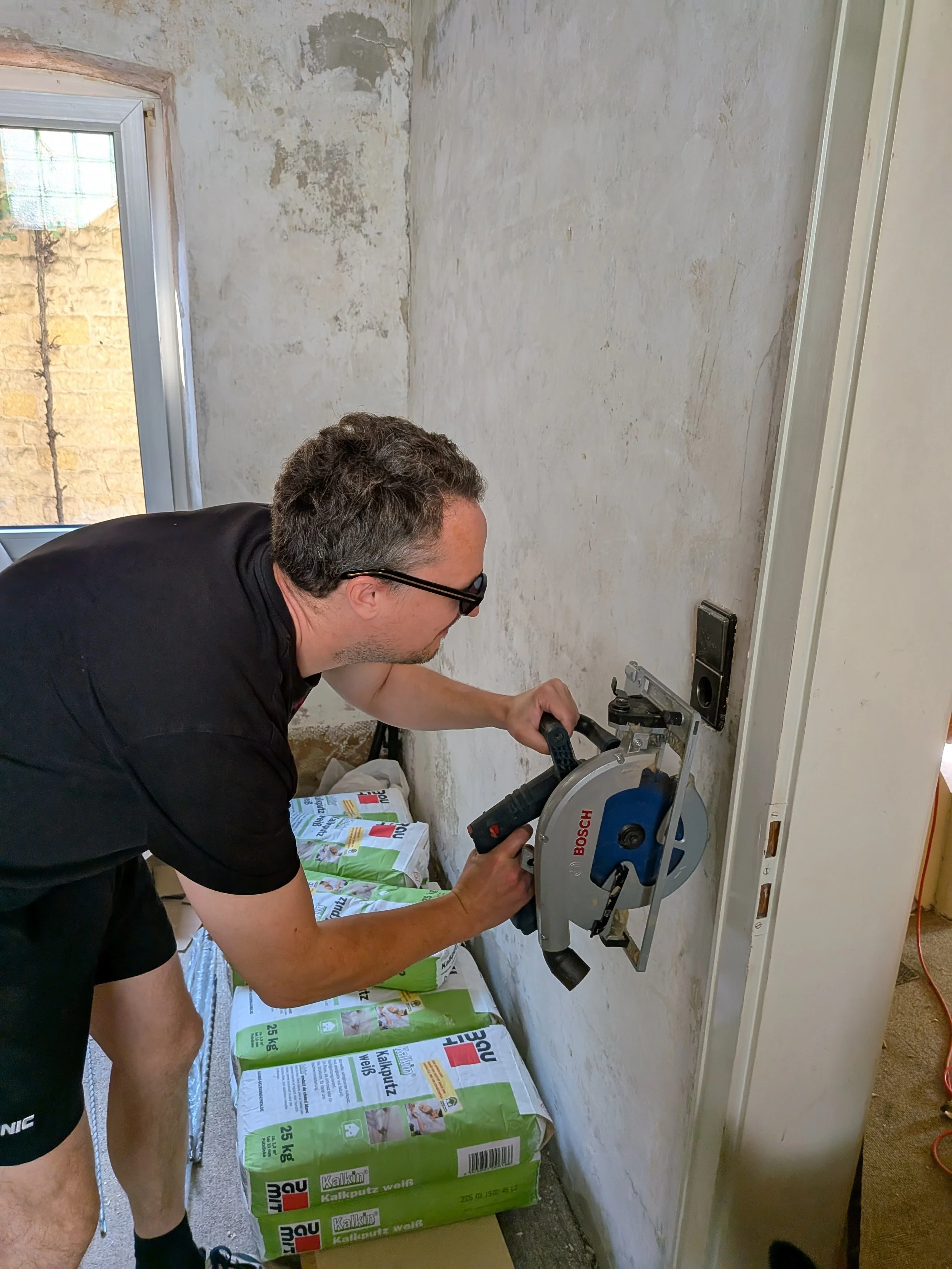 Dr. B verlegt sich deshalb auf´s sogenannte "Schlitzen". Das Schlitzohr - LOL