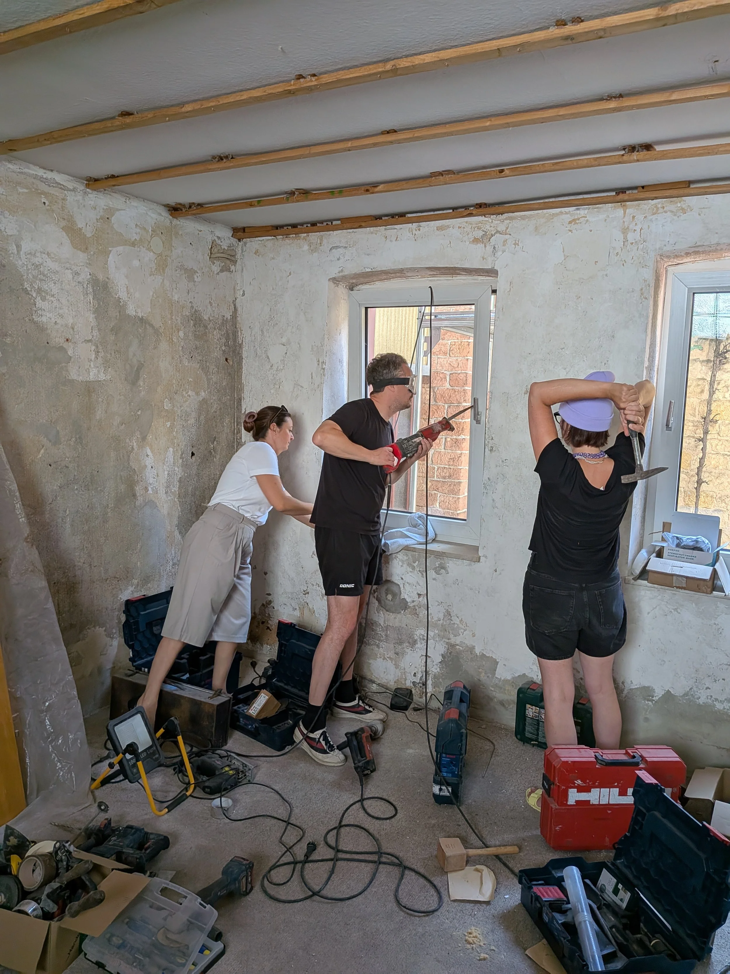 "Das wichtigste ist, sich einfach zu trauen." beteuert Dr. B und greift energisch zum nächsten Werkzeug. Unzählige YouTube-Videos trugen zur Ausbildung einer allumfassenden, fachmännischen Expertise bei. So dürften die Renovierungsarbeiten schnell un