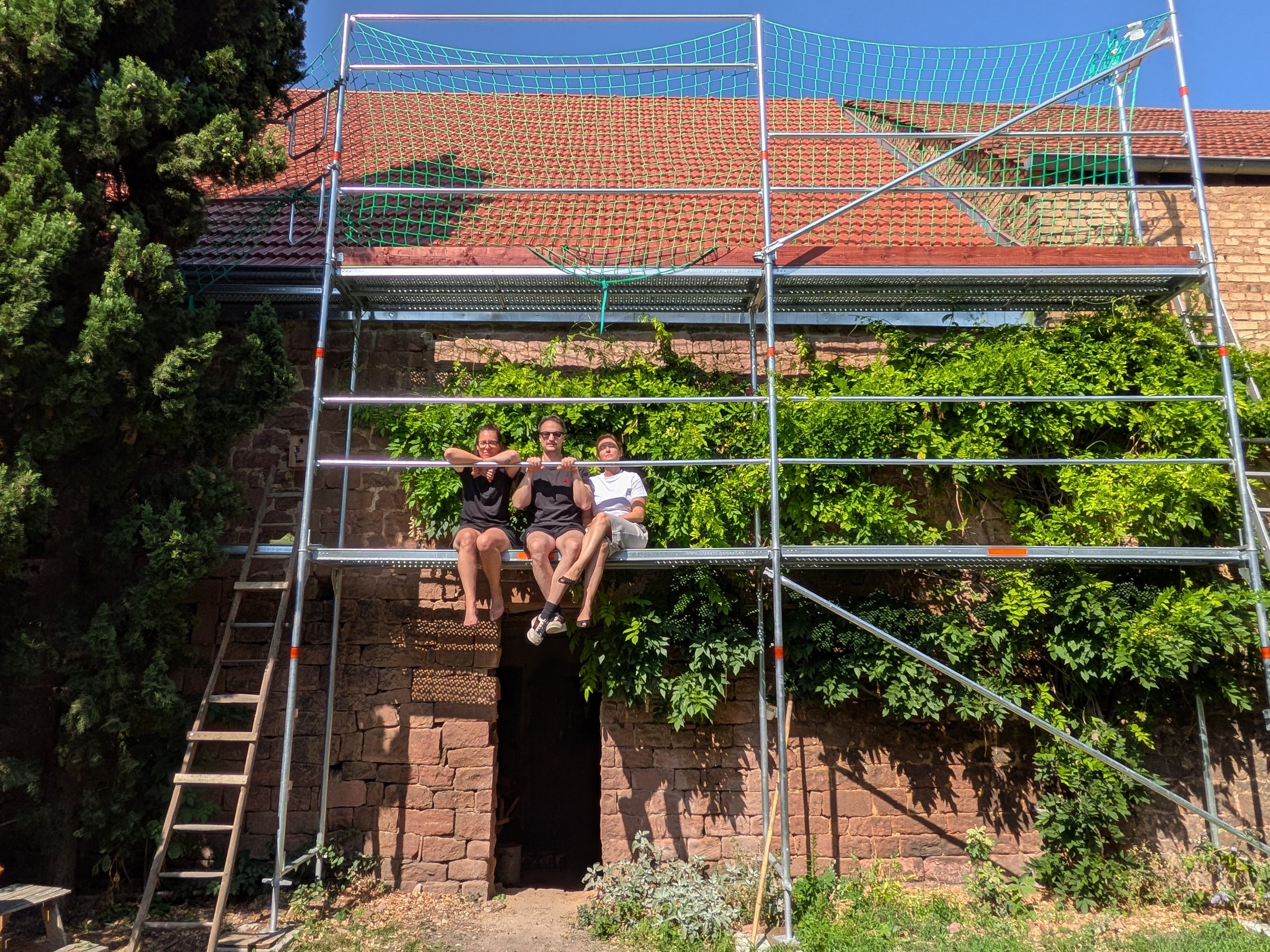 Nachdem die Dachziegel angestrichen waren, gingen die Bauherren in die wohlverdiente Pause.