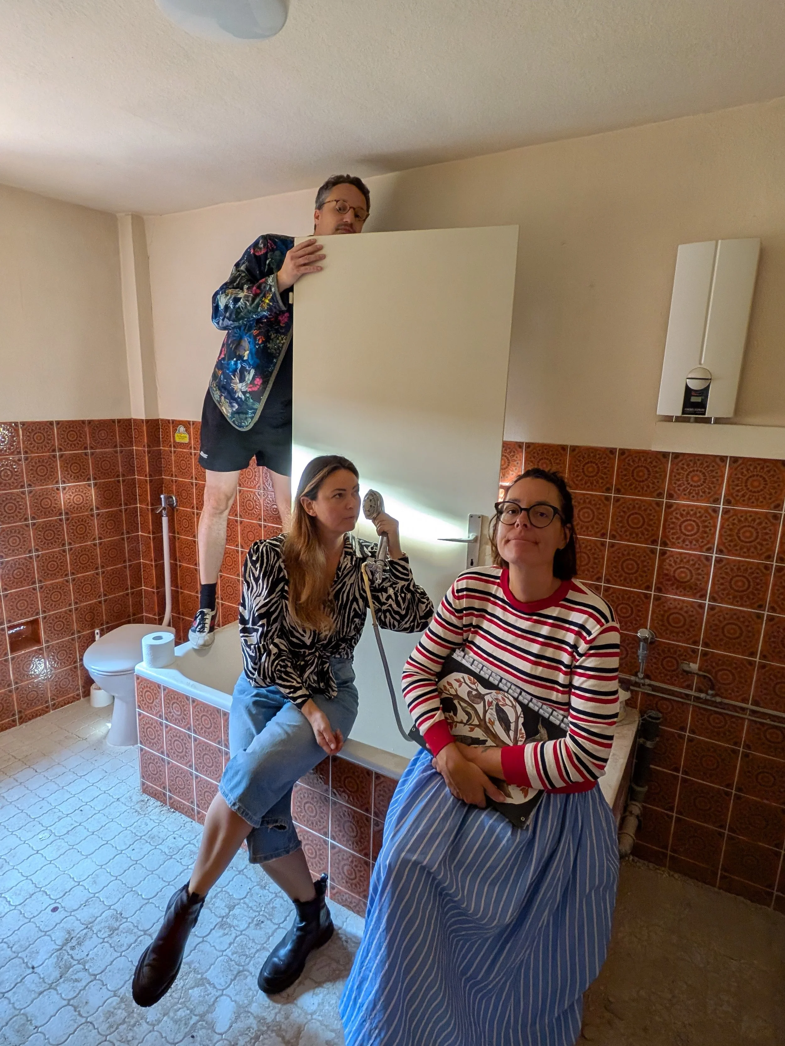 Trotz Baustelle - das daily business muss natürlich weitergehen. Die Doppel- und Dreifachbelastung zehrt an den Nerven. 
Aber bald findet jede und jeder eine Möglichkeit des Stressabbaus. Dr. B badet seine wunden Füße gerne in kaltem Eiswasser, Katri