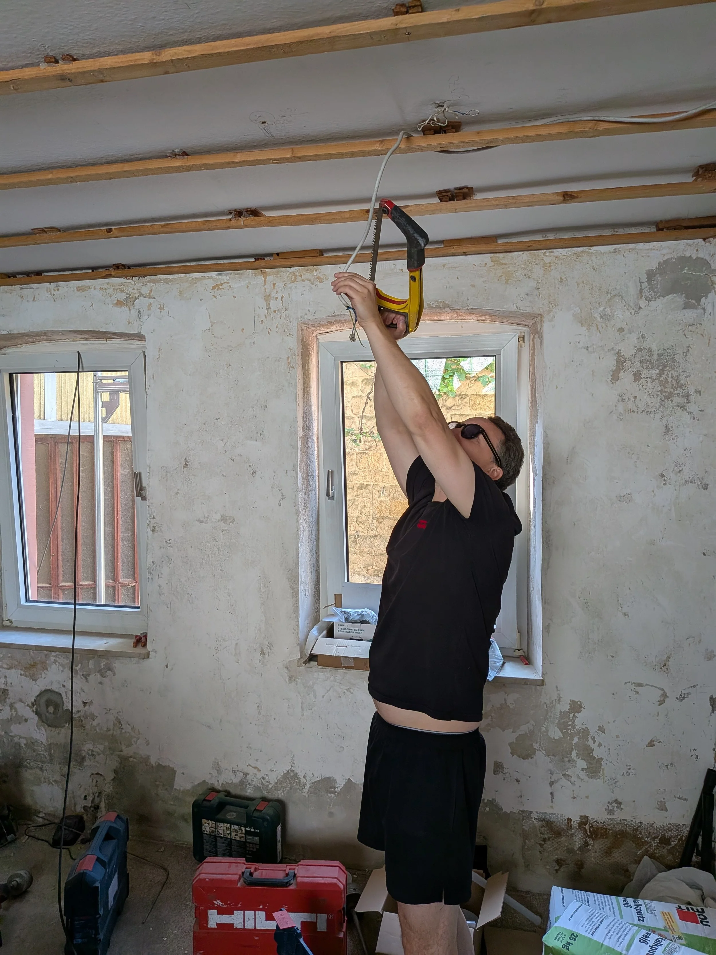 Dr. B, gar nicht träge,
Sägte heimlich mit der Säge,
Ritzeratze! voller Tücke,
In das Kabel eine Lücke.

Poesie am Bau - klar geht das!

(Wer das obige Zitat erkannt hat, kann uns die Lösung unter info@literaturhaus-augsburg.de zusenden und so an uns