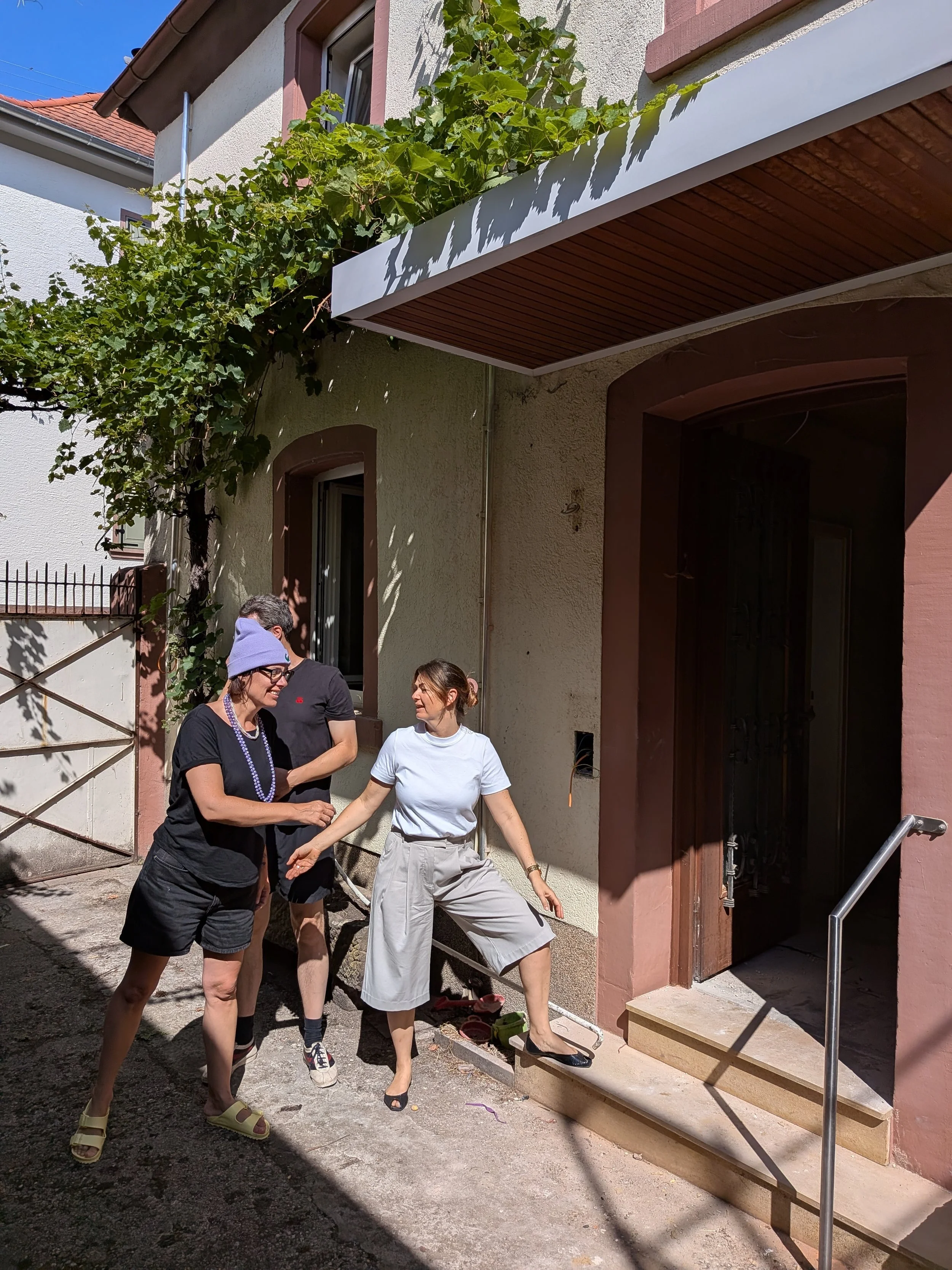 Und sofort gediehen die ersten konkreten Pläne. 
“Einen Pool könnte man doch sicher auch abrechnen…” denkt Dr. D. laut nach.
"Elefanten und Papageien am Literaturhaus-Pool sind dann nur logisch.” bestätigt Katrin M. “Ich glaube in der komplizierten S