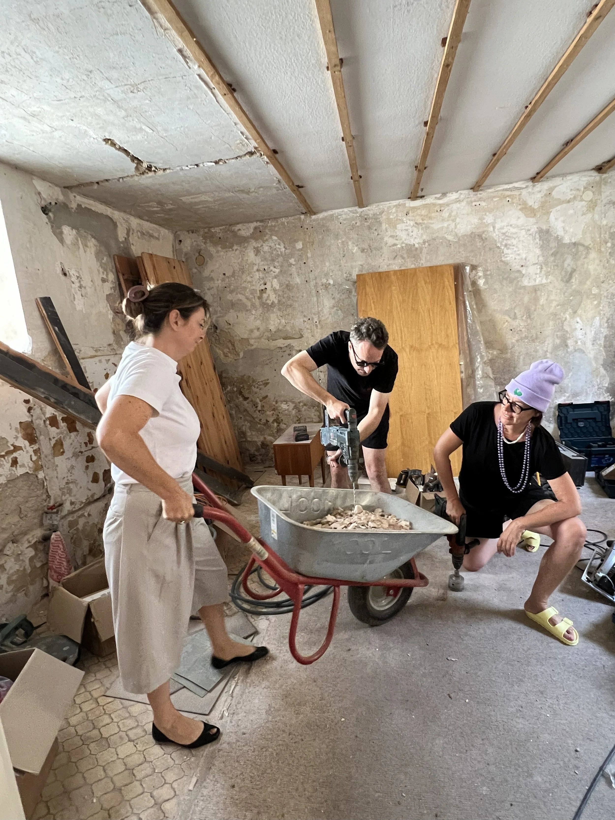 "Trotz unterschiedlicher Herangehensweisen, klappt die Zusammenarbeit hervorragend!" ließ die Pressesprecherin des Literaturhauses verlautbaren. "Die Gerüchte über angebliche Gewaltexzesse und handgreifliche Auseinandersetzung innerhalb des Teams wei