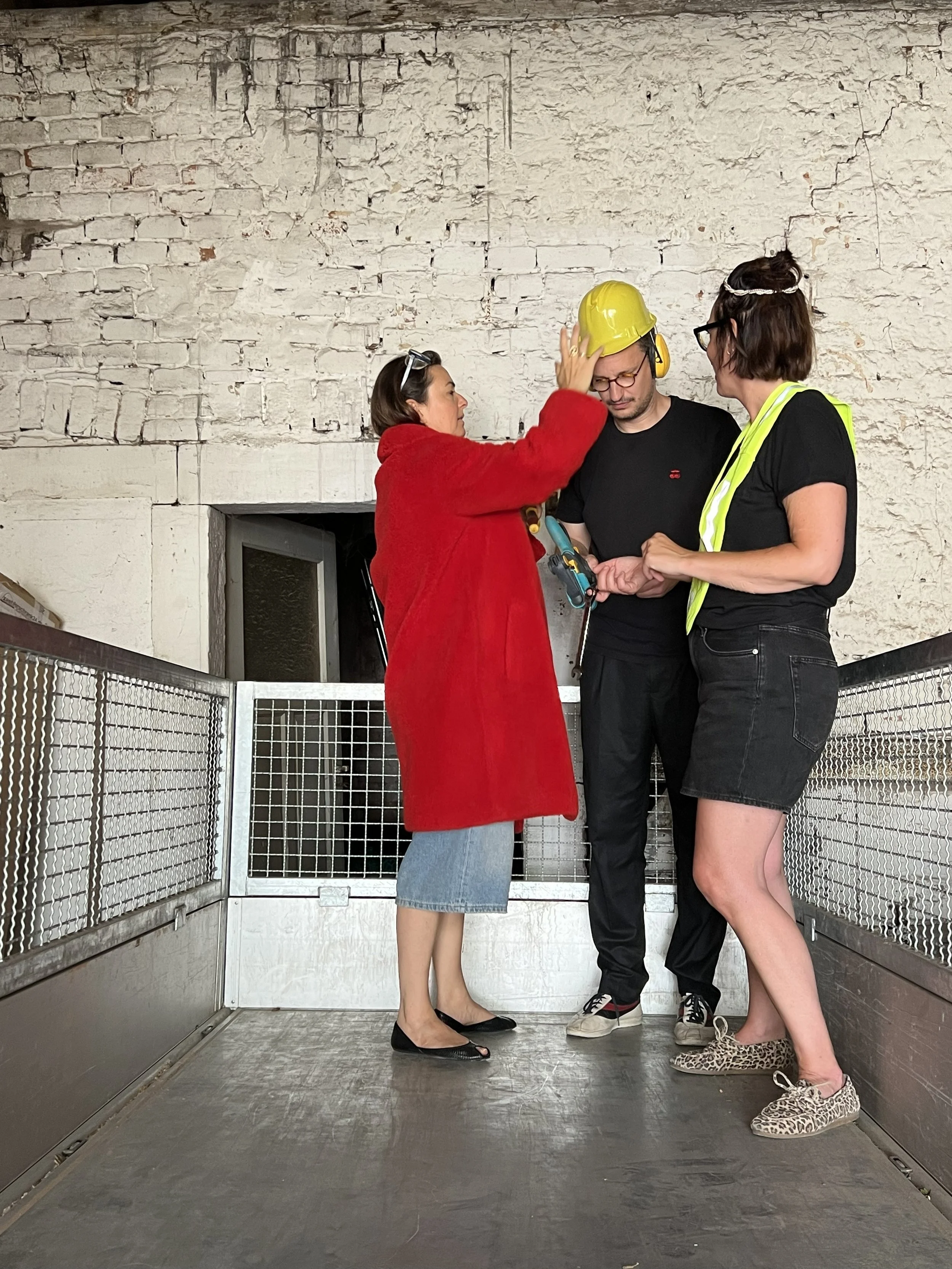 Vorberetung zum großen Pressetermin. Die Öffentlichkeit ist natürlich brennend an den Fortschritten interessiert. "Wir müssen AUTHENTISCH aussehen!", befiehlt Dr. B.