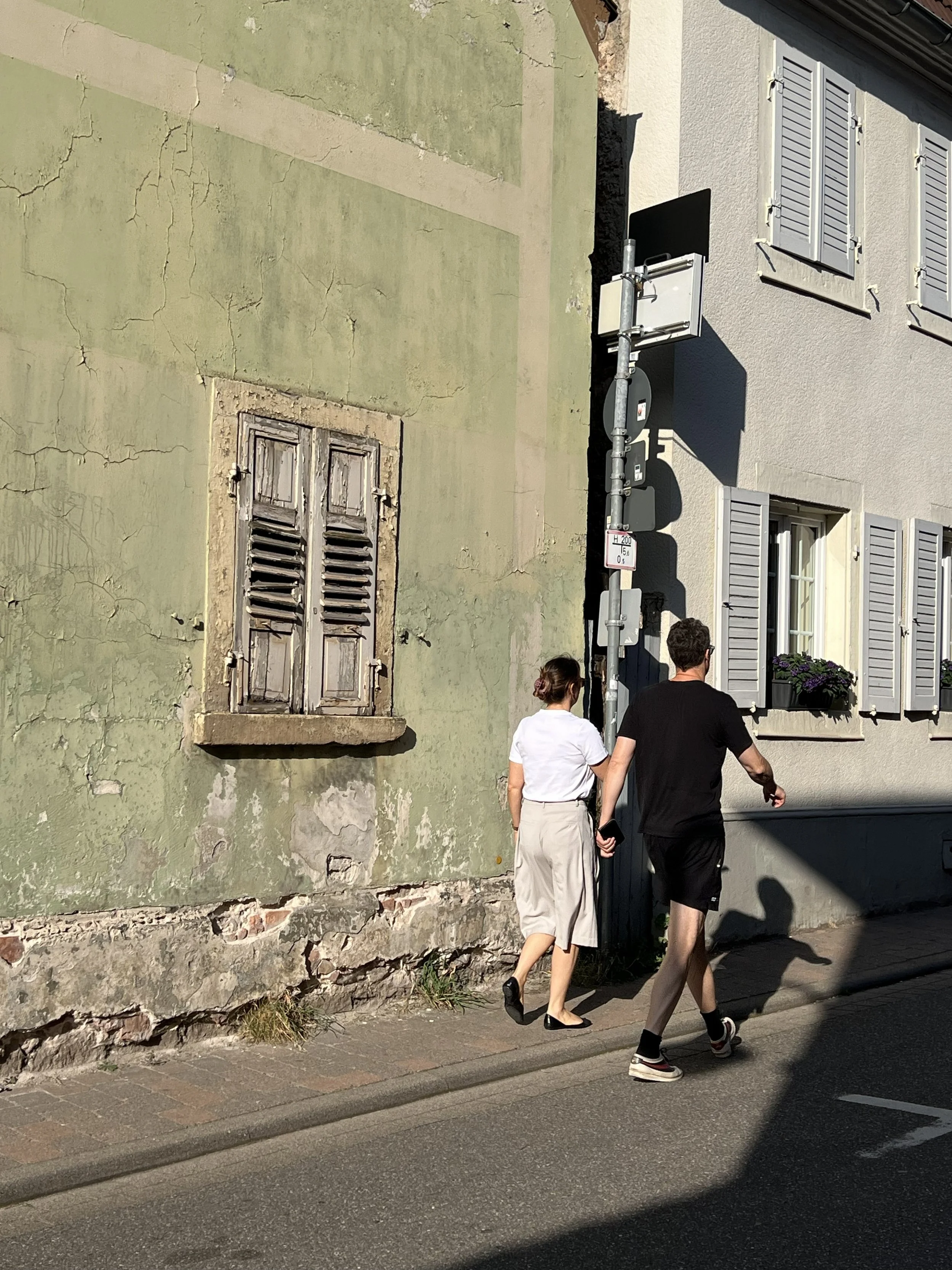 Langwierige Diskussionen um ein repräsentatives Literaturhaus in Augsburg werden von den Mitarbeiter*innen ganz pragmatisch angegangen. Sie machen sich auf den Weg und manifestieren die Weisheiten "Von nichts kommt nichts” und “Selber machen”.