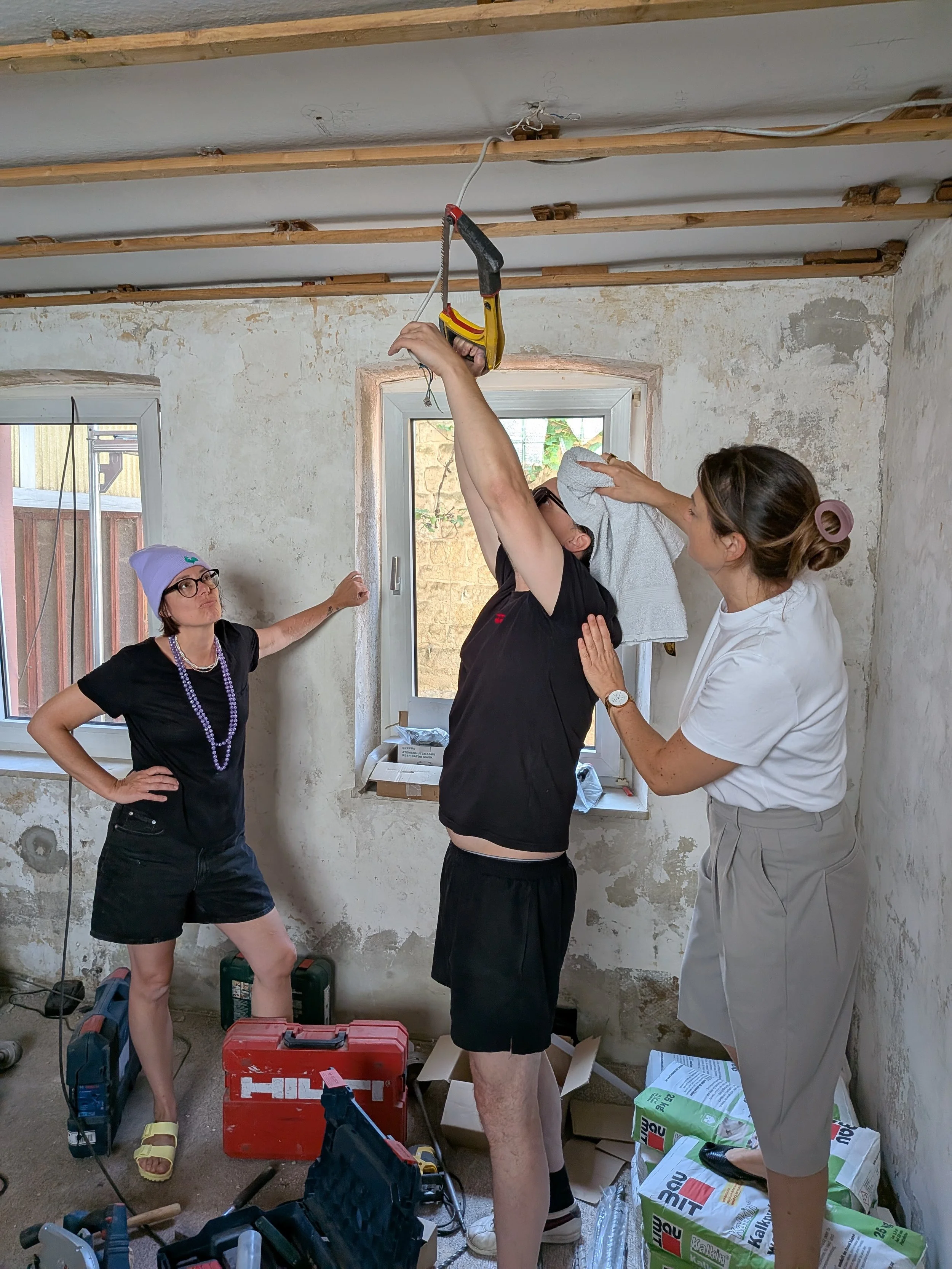 "Wenn man hier zieht, fährt sich automatisch ein Balkon aus.” erklärt Dr. B.

“Der Mechanismus funktioniert ganz sicher!” beteuert er gegenüber der Führungsriege des Literaturhauses, die völlig zu Unrecht Skepsis äußert.