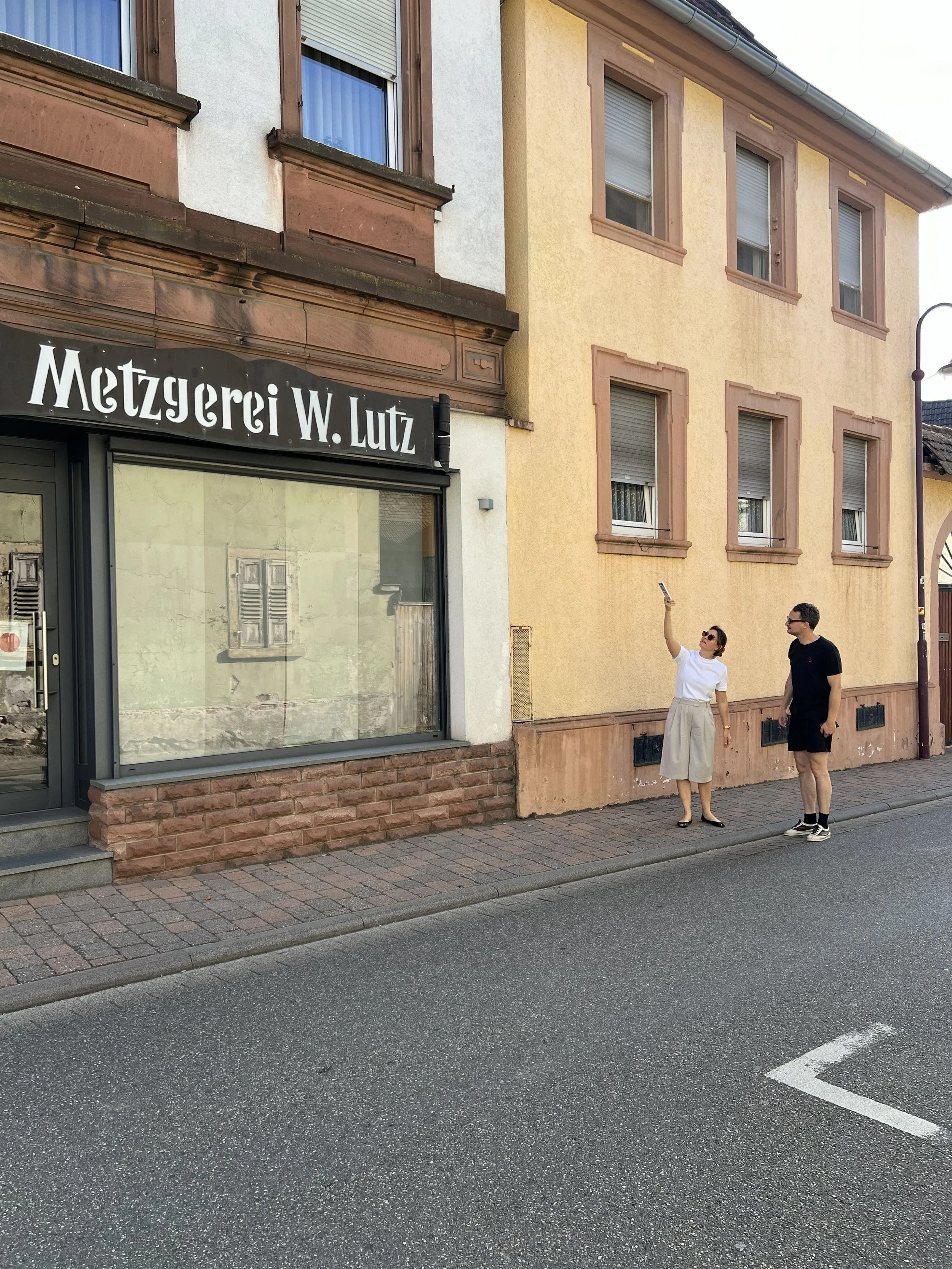 “Wie wäre es mit dieser Metzgerei?” fragt Dr. D. Es roch noch nach frischem Blut und Hormonen.
“Eine Metzgerei…Naja, das hätte sicher viele Vorteile", denkt Dr. B, während ihm beim Gedanken an ein saftiges Onglet-Steak in der Literaturhaus-Kantine da