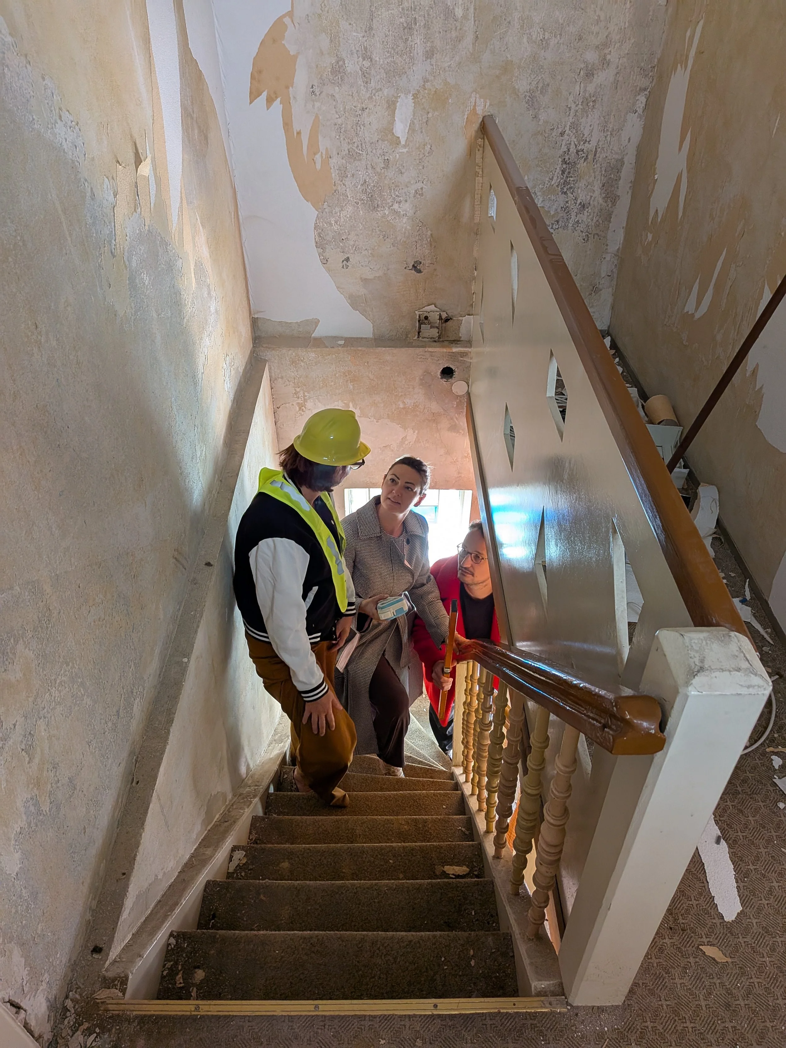 Nach langer Suche auf dem abgegrasten Immobilienmarkt war es irgendwann einfach da: DAS Haus!
"Unser Haus!", strahlten Katrin M, Dr. B und Dr. D einstimmig nach einer ausgeibigen Besichtigung unter gegebenen Sicherheitsbestimmungen.