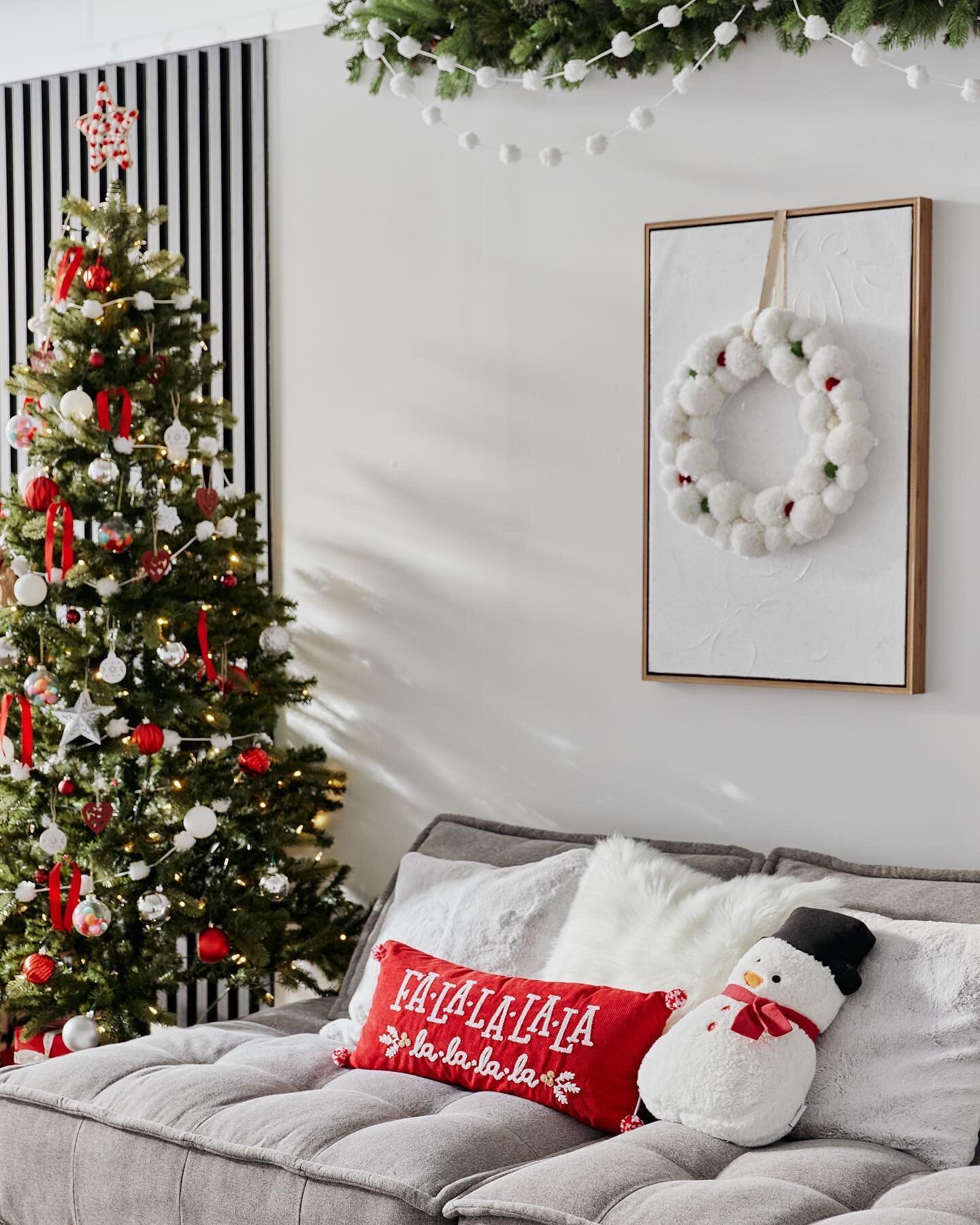 ⛄️Welcome to the cozy nook! We love the combination of red, white and pops of Christmas colours in this space. This extra cozy Christmas nook will sure be the best place to snuggle with your loved ones. 

📍Studio Plus Four 
🗓 Setup dates: Oct 21 - 