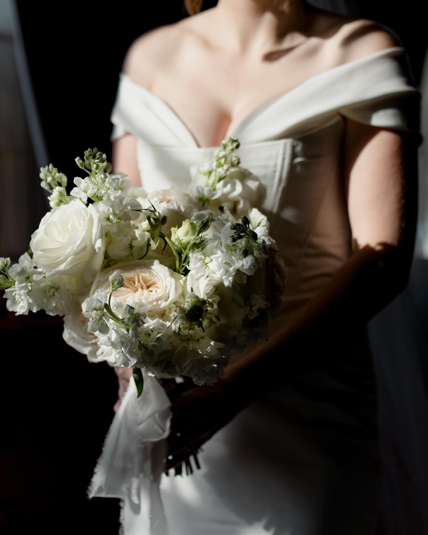 That perfect afternoon glow 

.
.
.

#weddingbouquet #weddingflorals #baltimoreweddingphotographer #marylandweddingphotographer #photographedemariage #dcweddingphotographer #editorialweddingphotographer #newyorkweddingphotographer