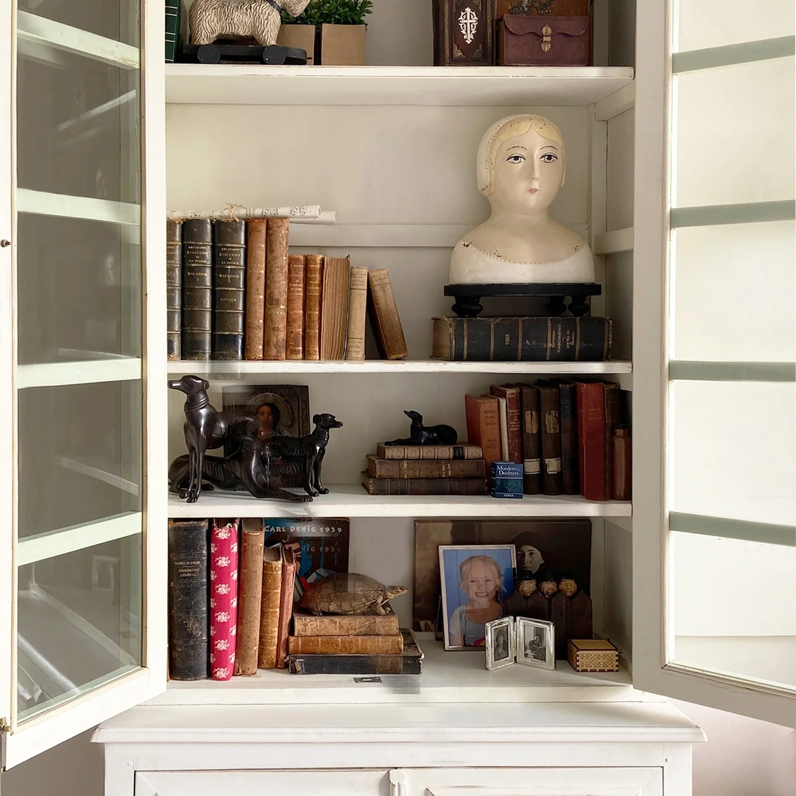 white-wooden-cabinet-livingroom-styling-interior-stylist-nina-van-alphen-new-york-nassau-county-long-island-hamptons.jpg