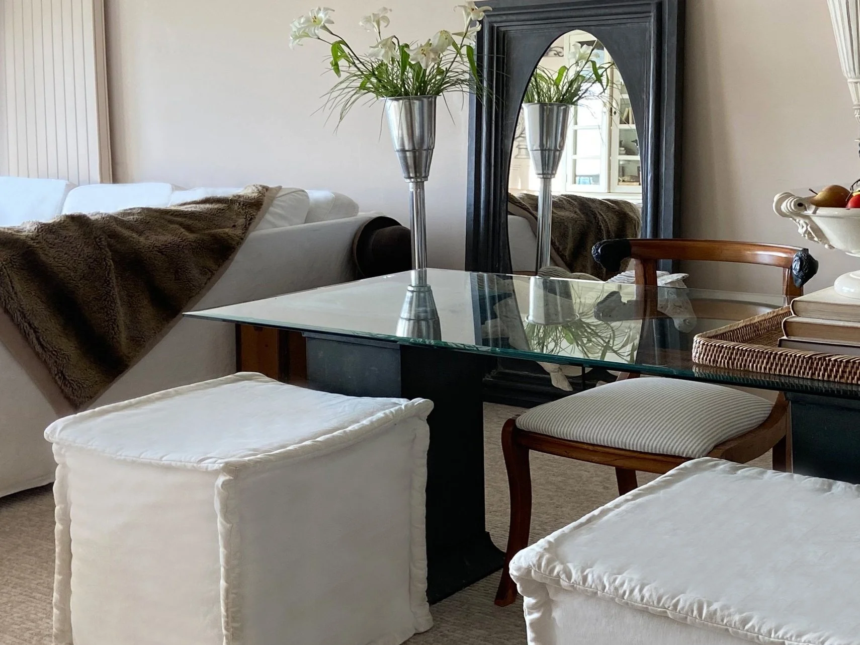 white-livingroom-table-and-poufs-long-island-designer-nina-van-alphen-designkopie.jpg