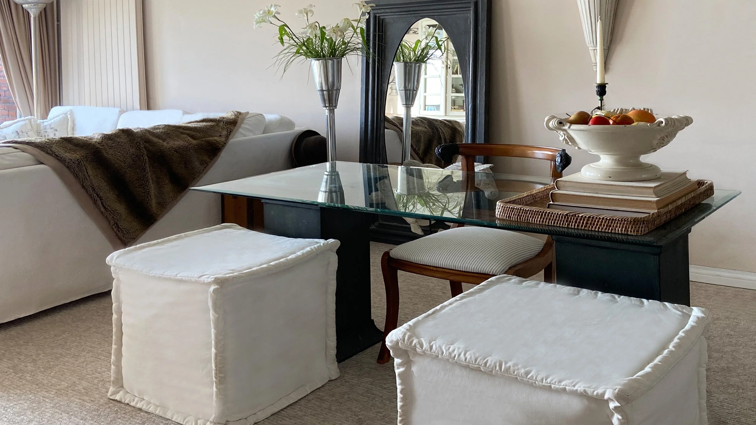 white-livingroom-table-and-poufs-long-island-designer-nina-van-alphen-designkopie.jpg