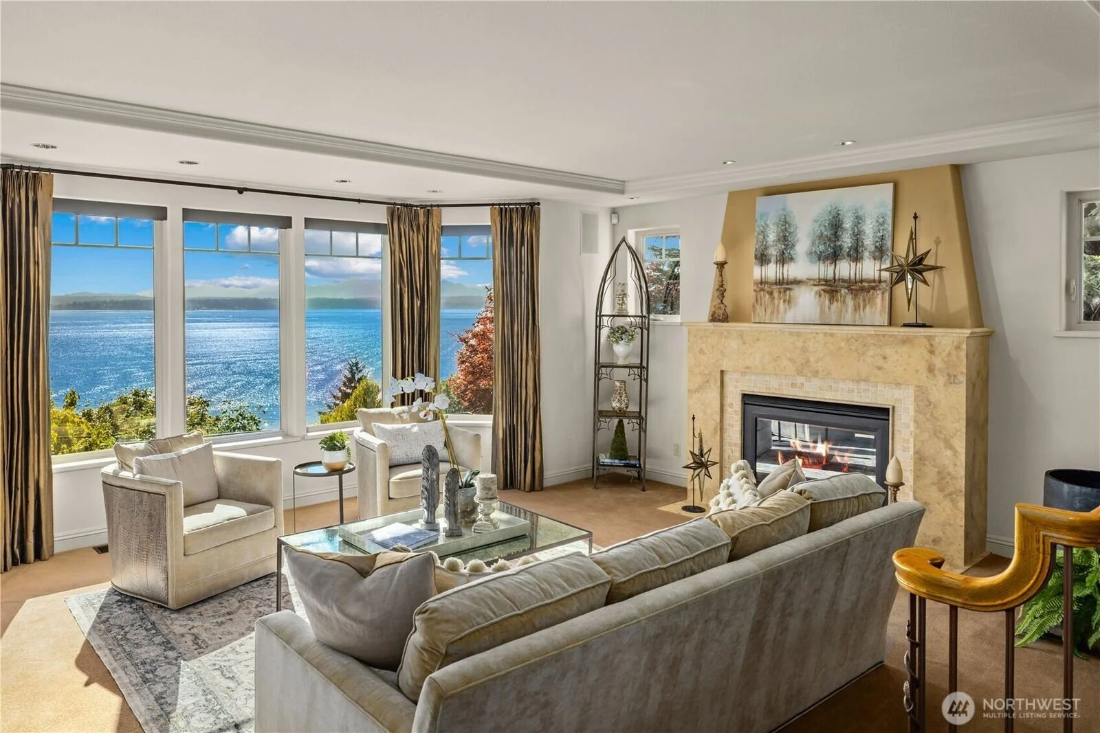 2555-Magnolia-Blvd-living-room.jpg