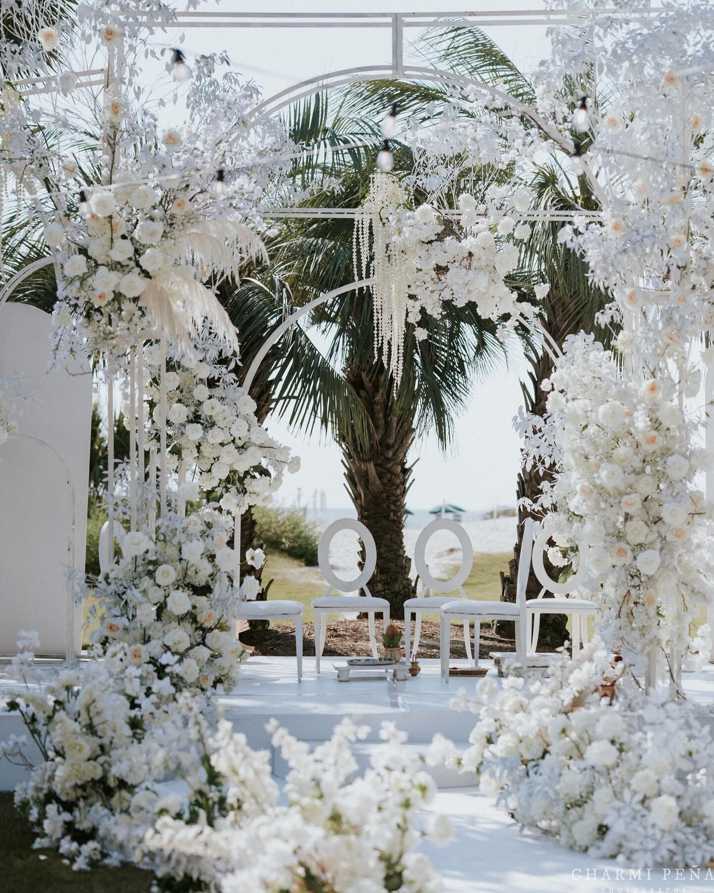 Channeling the essence of chic sophistication with this all-white mandap 💁🏽&zwj;♀️ 

Photo: @charmipena 
Decor: @weddingdesignanddecor 

#pearlseventandco #weddinginspiration #mandapinspiration #destinationwedding #luxuryweddingplanner #weddingday 