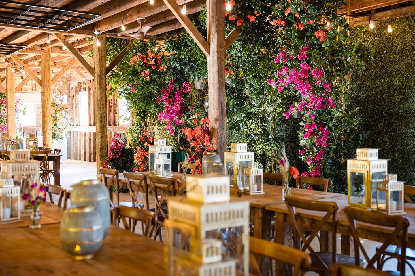 Elevated rustic vibes for Mehndi Night!
.

Planning: @pearlseventandco @cmistry_patel 
Decor: @weddingdesignanddecor 
PC: @killer_creations_weddings 
DJ: @djarjun1129 @djusaevents 
Chef: @chefabishek 
Stationery: @inktricatedesigns 
Bride: @jessgunth