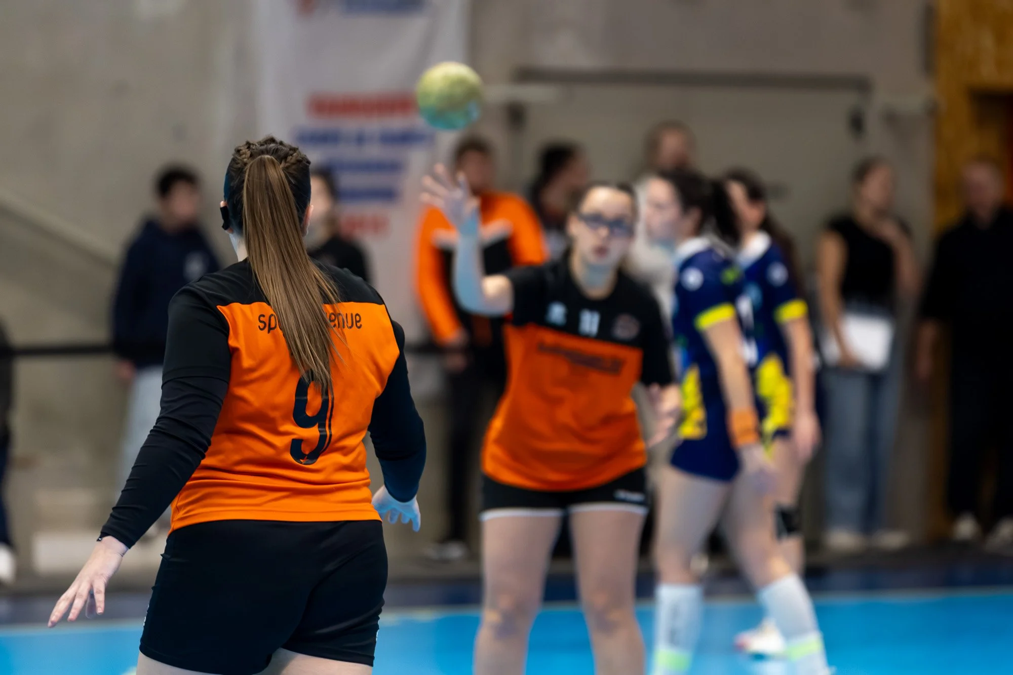 Action offensive handball Saint-Laurent-de-Chamousset - Photographe hand Lyon - Dynamique de jeu féminin