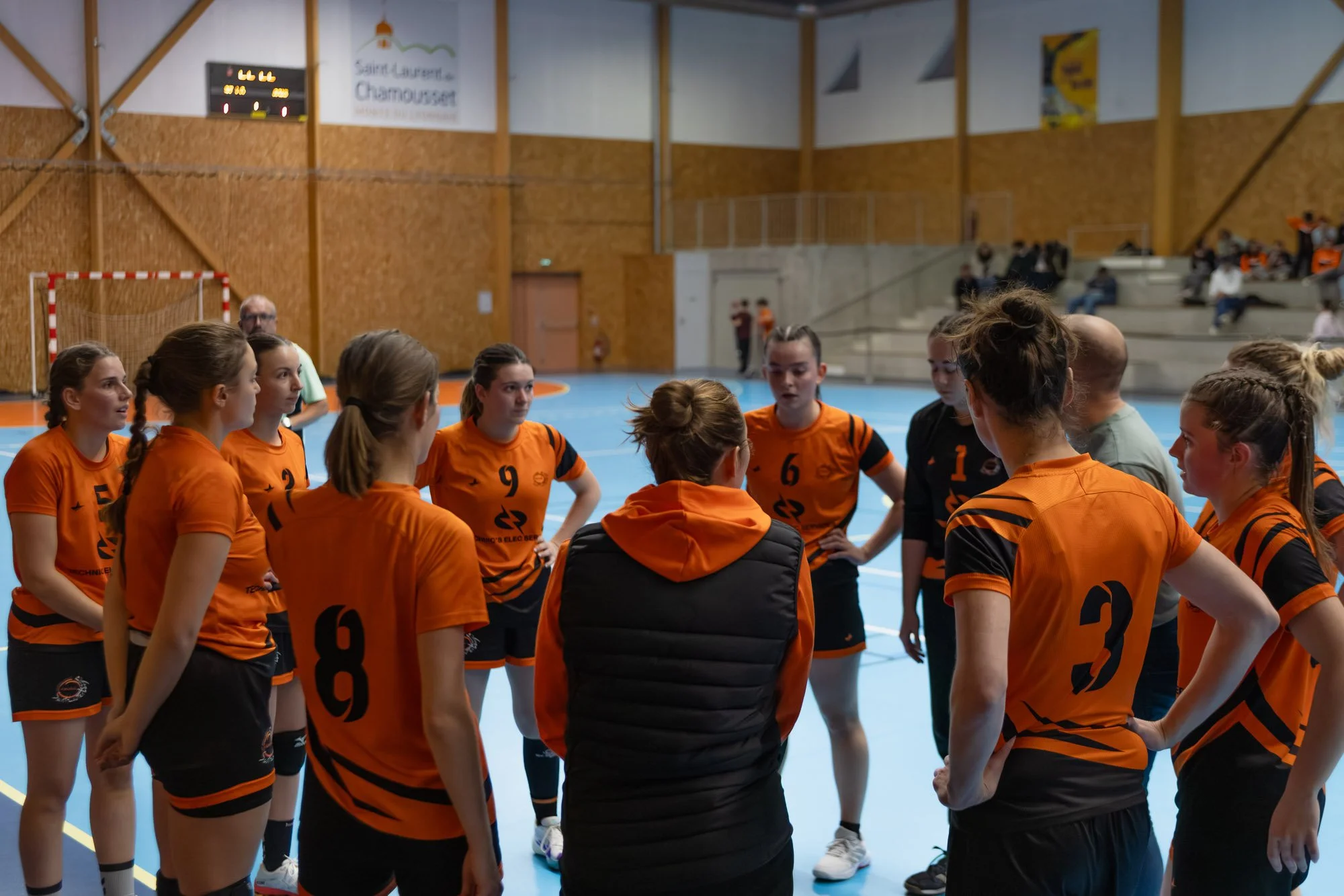 Briefing tactique équipe féminine Saint-Laurent-de-Chamousset - Photographe hand Lyon - Stratégie handball