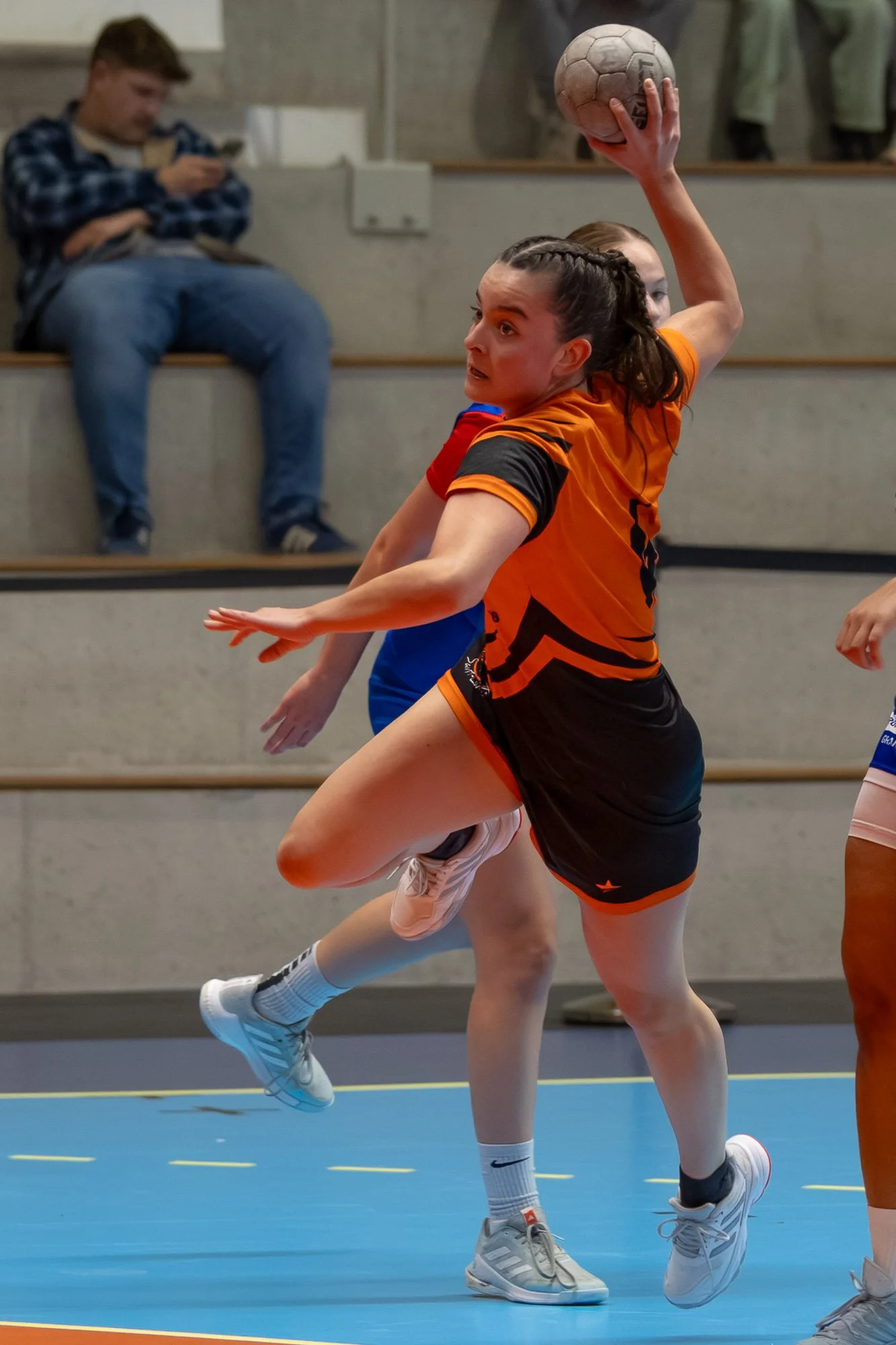 Action spectaculaire handball féminin Saint-Laurent - Photographe sport Lyon Anthony Junet - Athlétisme féminin