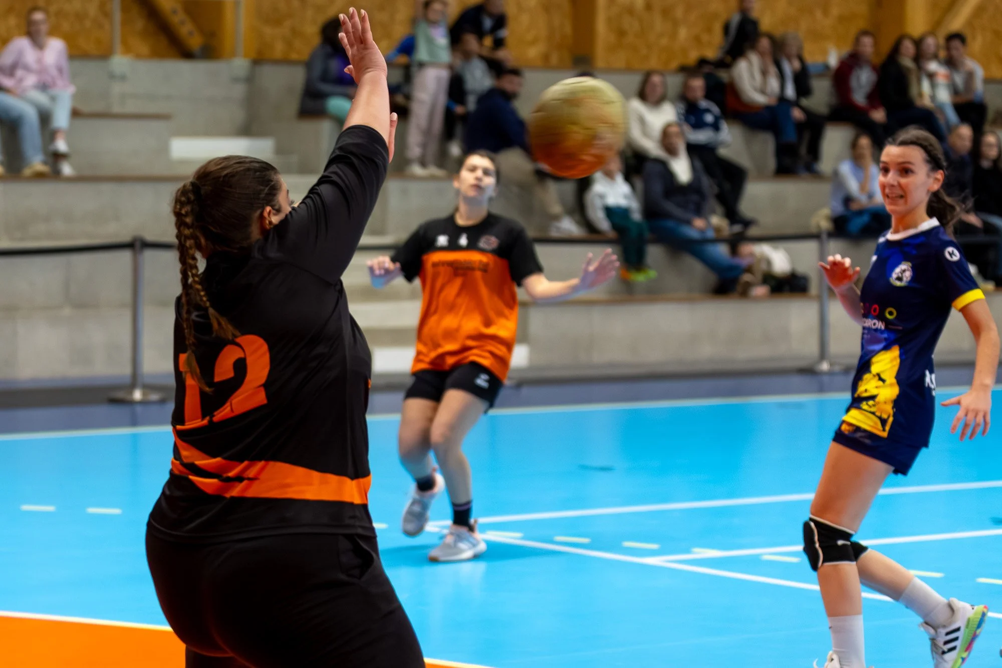 Arrêt handball féminin HBC Saint-Laurent - Photographe sport Lyon Anthony Junet - Geste technique précision