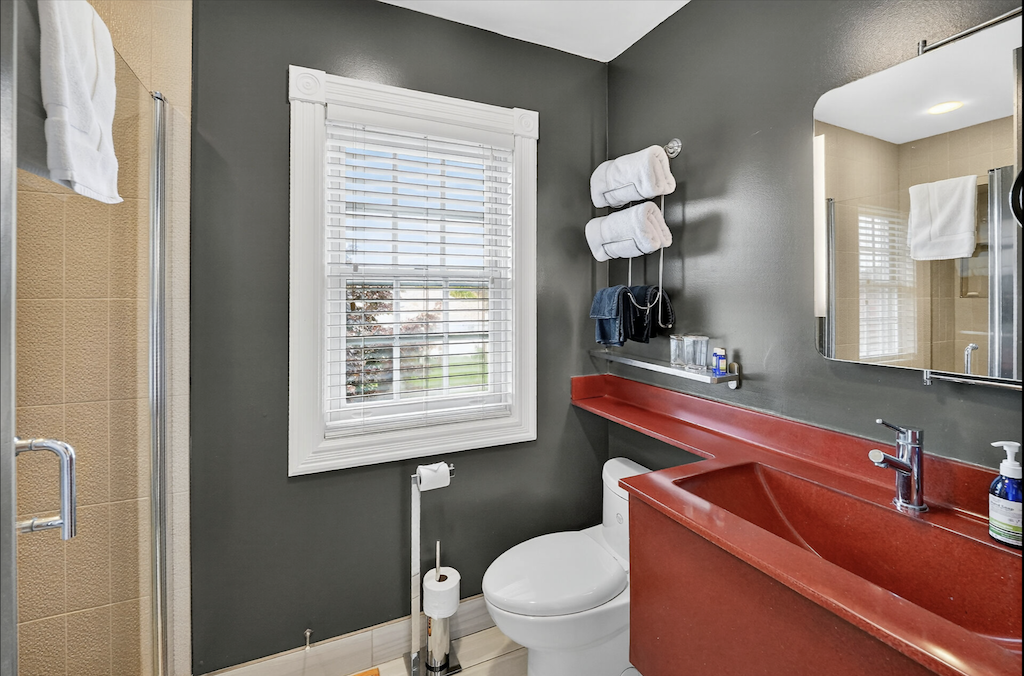 Moulin Rouge Ensuite LR.png