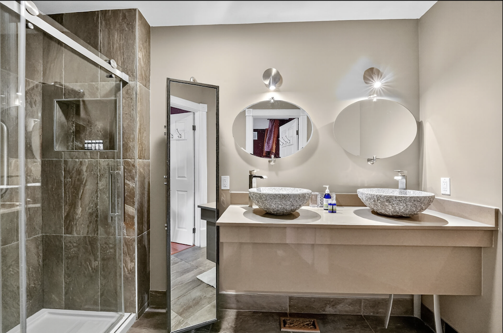 Sultans Tent Ensuite LR.png