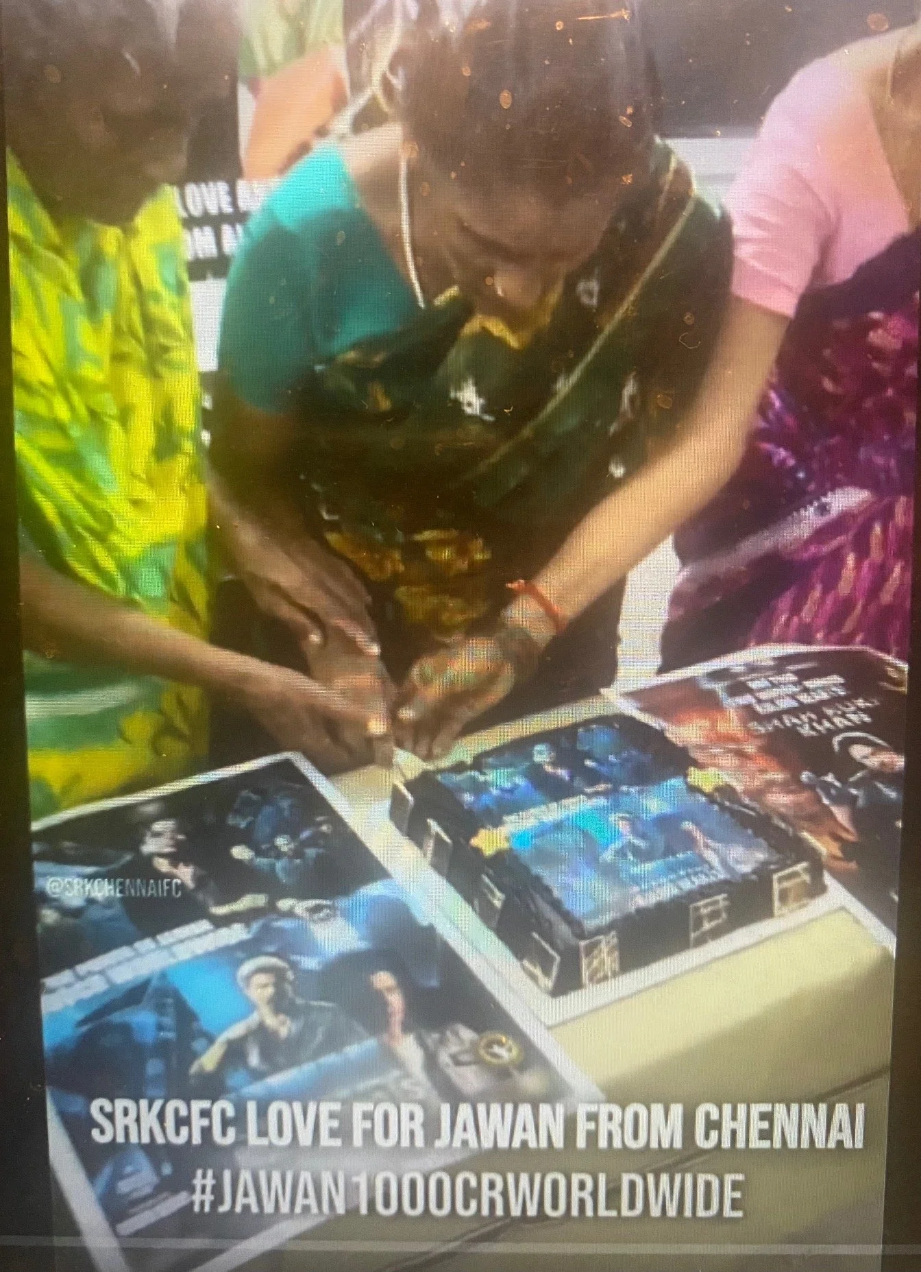 "Our Chennai team celebrated the historic #Jawan1000crWorldwide in an old age home by donating food, cake cutting with all the love & made it special"- @SRKCHENNAIFC
"Largest SHAH RUKH KHAN Fan Club, Followed By GOD @iamsrk"
. 