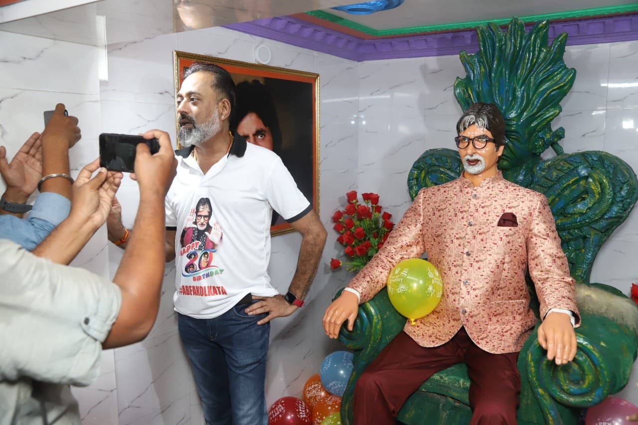 Sanjay Patodiya Posing for Pictures, Bachchan Dham