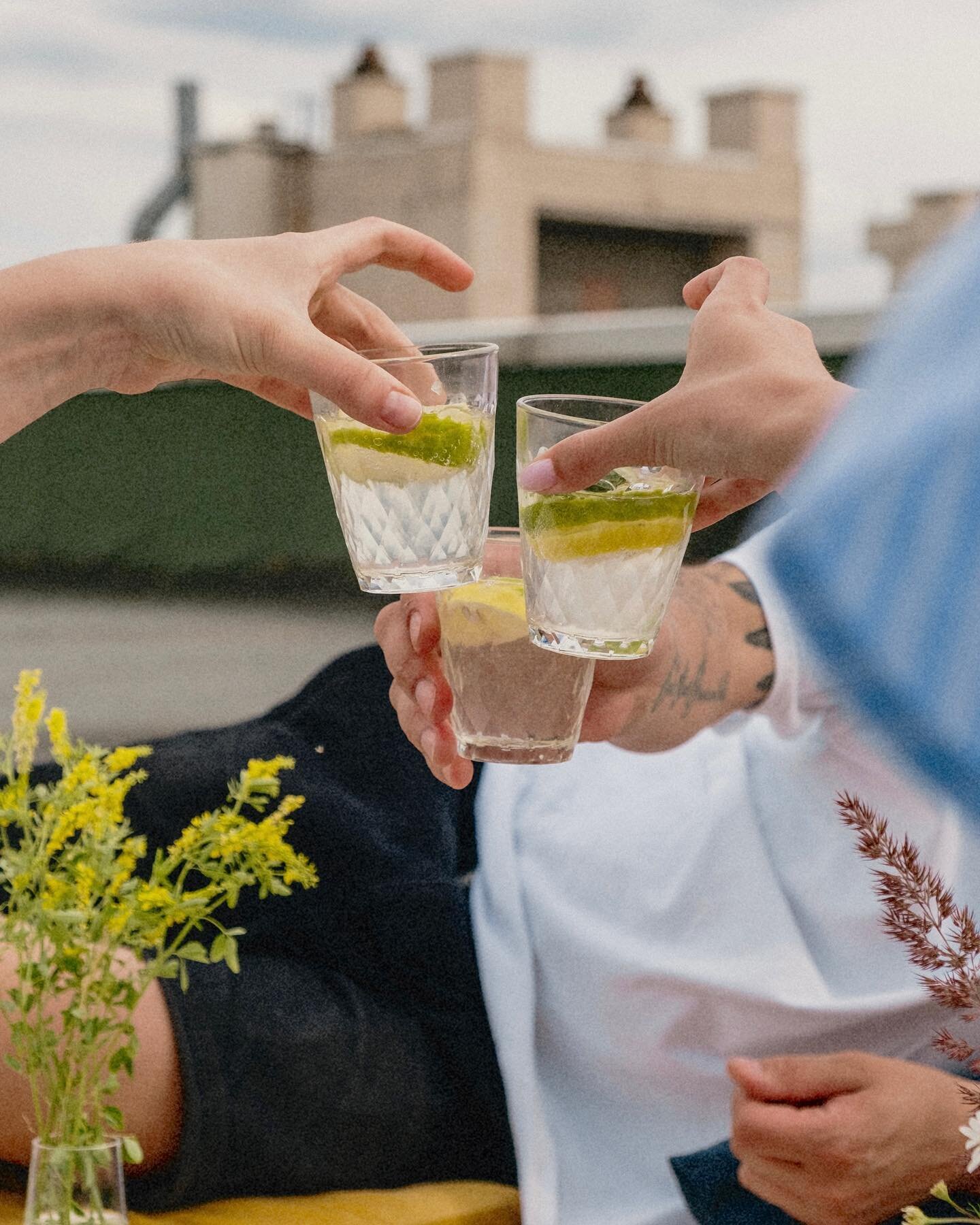 ✔️Tequila. ✔️Lime. ✔️Soda. 👌 We are all about savoring each bright and zesty flavor without any distractions. Cheers!

Sip. Share. Explore. #LiveAbreOjos