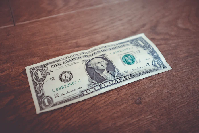 What are the various fee structures used by injury attorneys, and how do they differ?