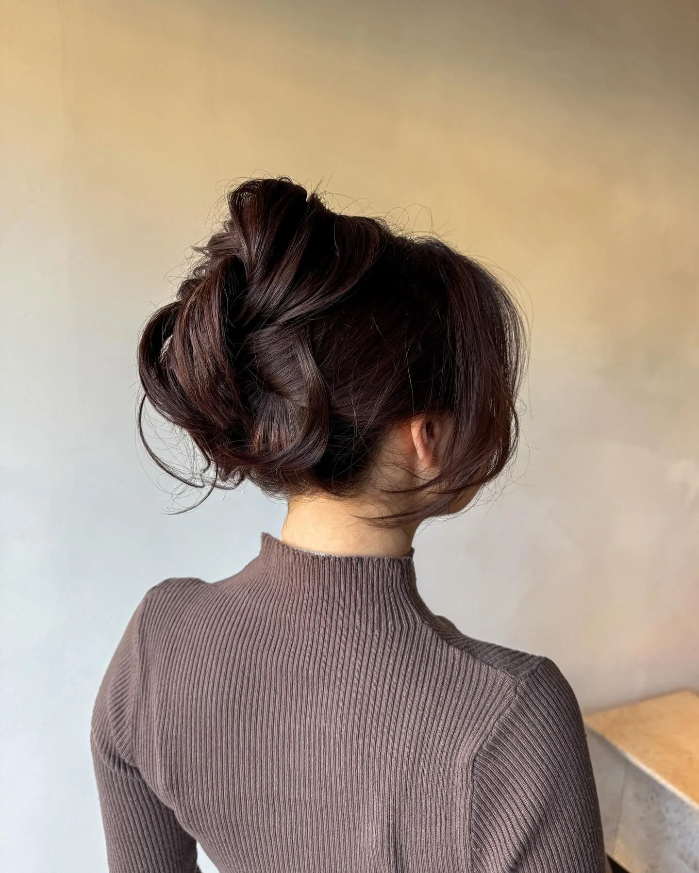 Even with years of experience, there&rsquo;s always room to refine and grow ✨
Grateful for another inspiring hair masterclass with @glammed_by_victoria in 2025 - it brought so much inspiration for my work 🤍

#seattlemakeupartist #makeupseattle #bell