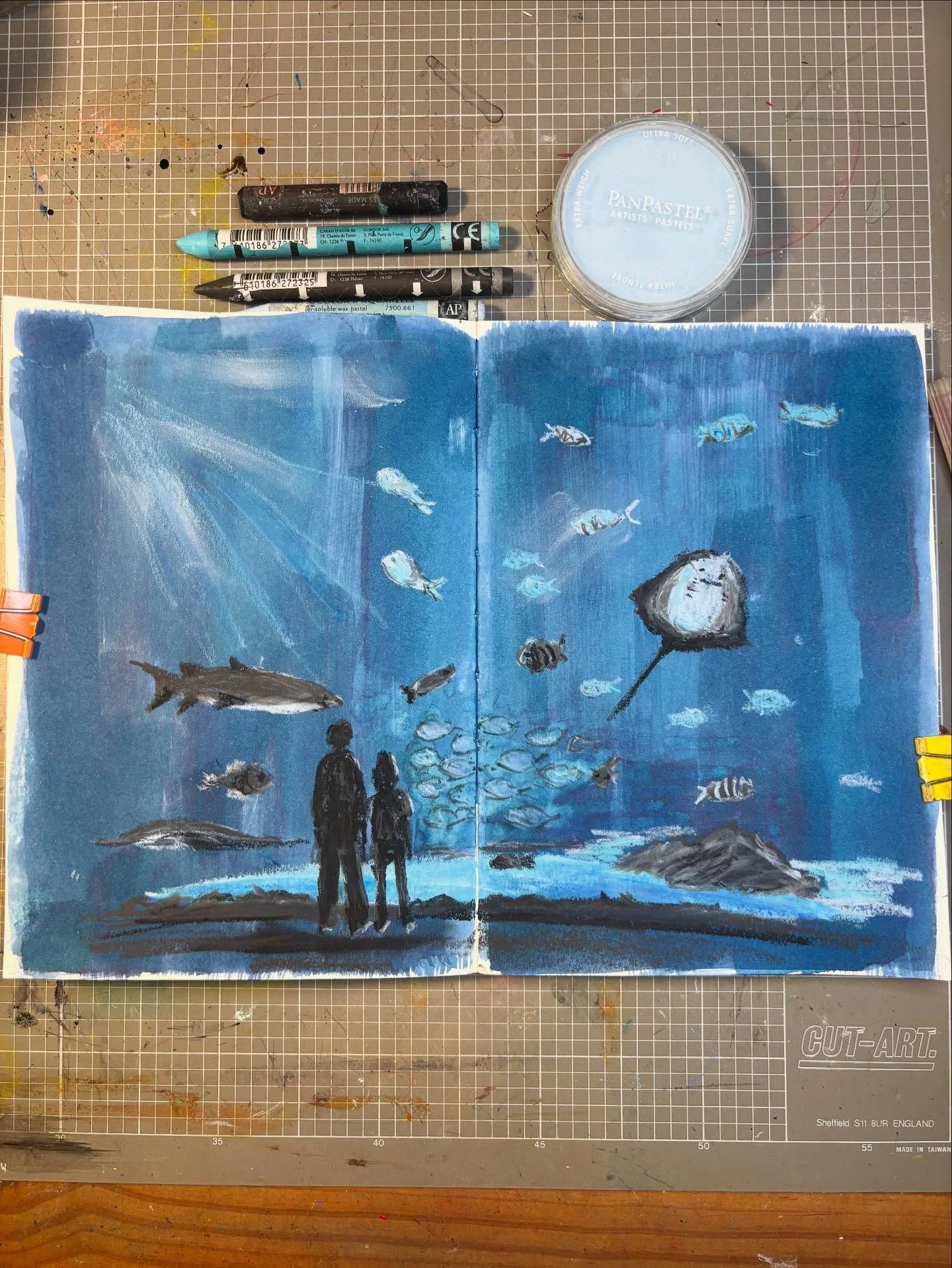 Day 30/30 (or is it 31?) of the #3materialsdrawingchallenge
Hosted by: @kathryn_boyt
@naomitippingillustrator
@charlotte.durance 

Drawing every day for 30 days with just three materials for 30 minutes 

another visit to the aquarium and a bit of a c