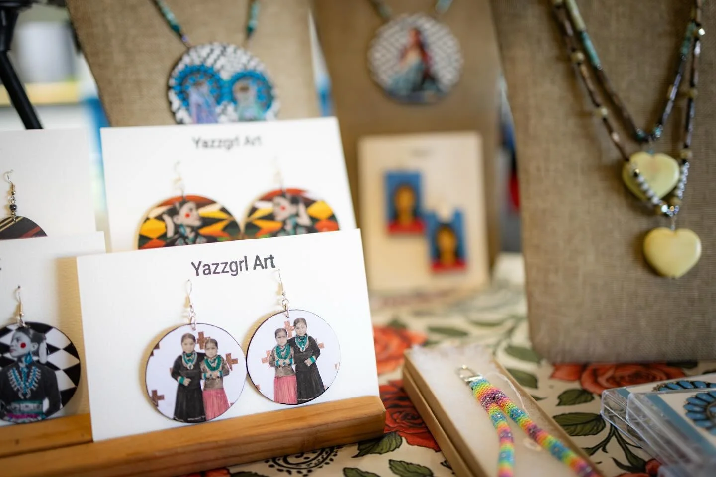 We loved having @yazzgrl.art as a vendor at our Trading at the Rio Capital Growth Summit! 💫 Her booth was filled with vibrant, beautifully crafted pieces that truly caught everyone&rsquo;s attention throughout the event. From statement earrings to d