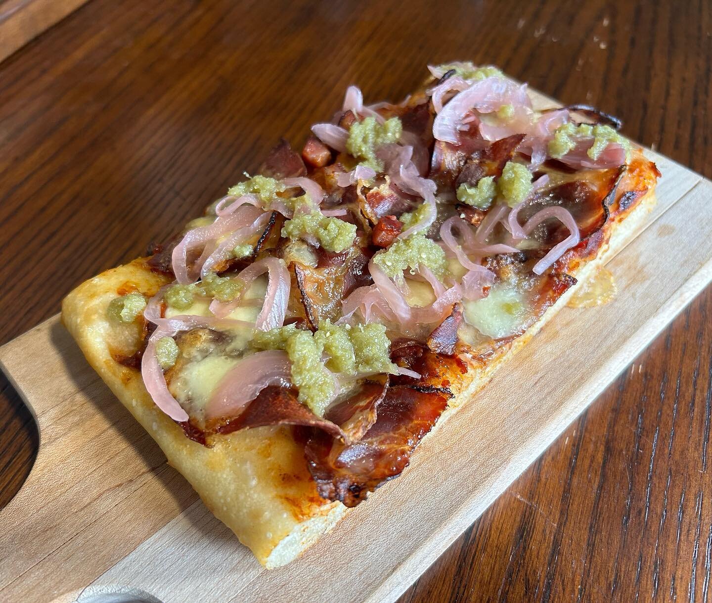 Are we a corner or middle kinda pizza lover? 
No matter how you slice it this one&rsquo;s a goodie. 
Focacci-za 
House sauce, smoked bacon bits, @laculturasalumi capacollo and fresh mozza. Garnished with pickled shallots and Counter garlic scape sals