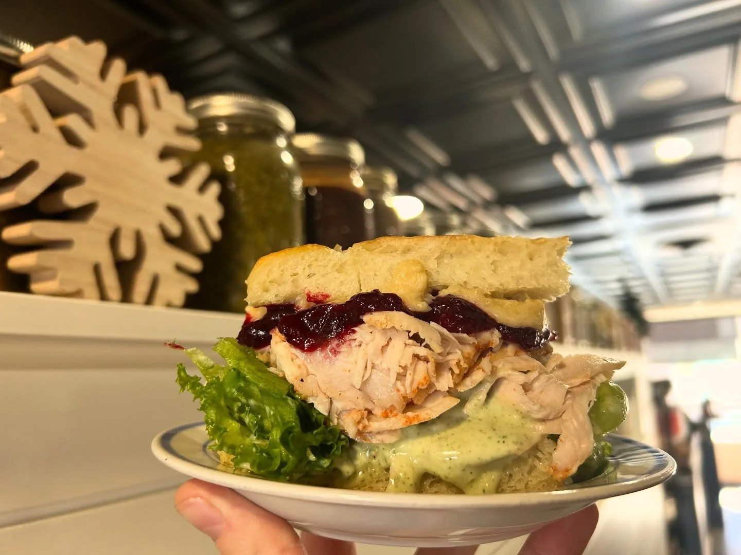It&rsquo;s timmmmmmmme 🎅🏼
The Counters Holiday Special is so back!! 
Sliced Turkey breast, piled up on choice bread, sage aioli, local maple and Brie spread, house cranberry sauce and greens.  On for the month of December 🫶🏼🤤🎄
Dine in or takeou