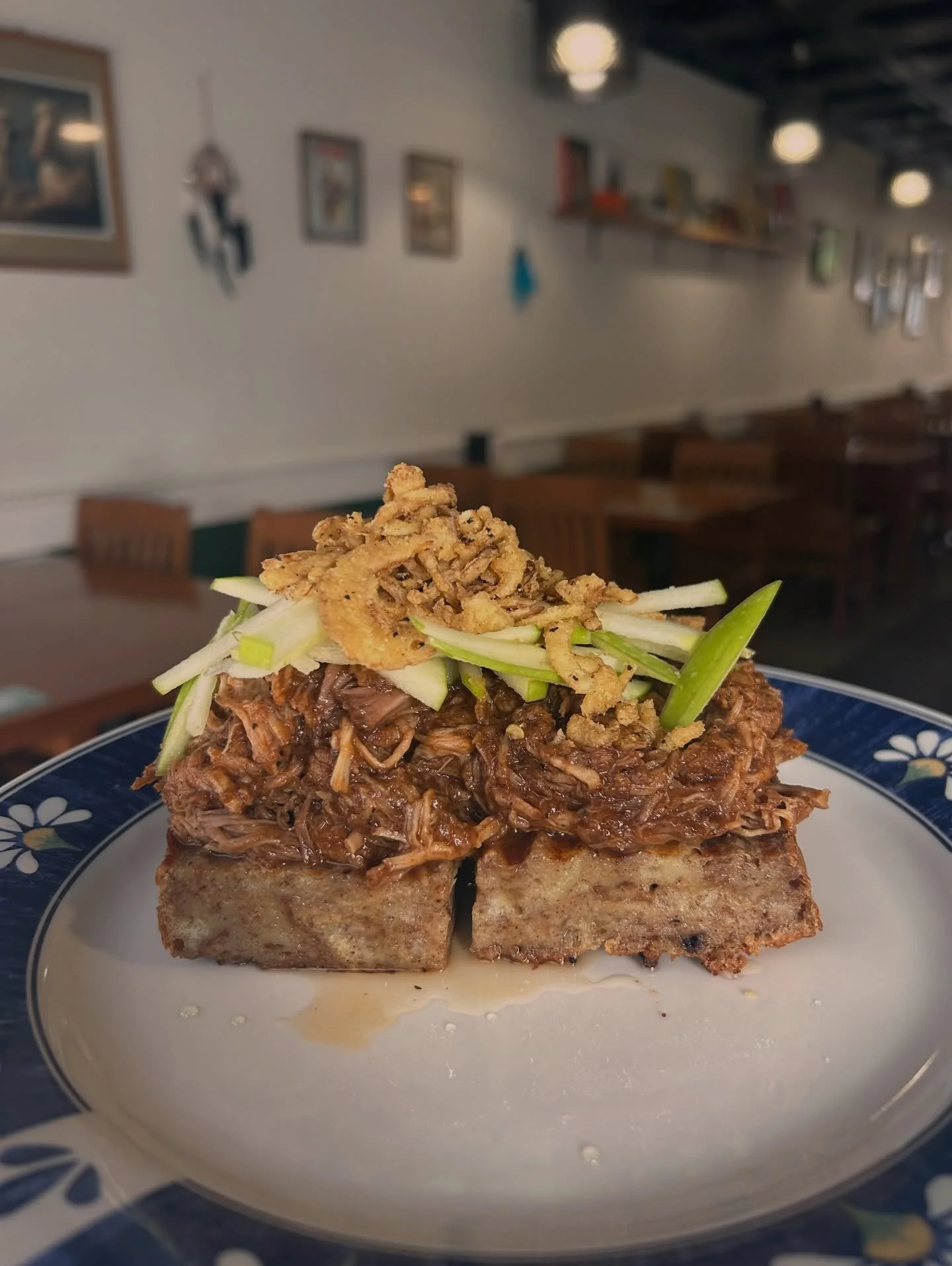 Focaccia bread pudding, apple butter cola bbq sauce pulled pork, hot pepper fermented honey, Granny Smith apple, crispy onions 💣🔥‼️
Served open face, limited quantities as always 💚