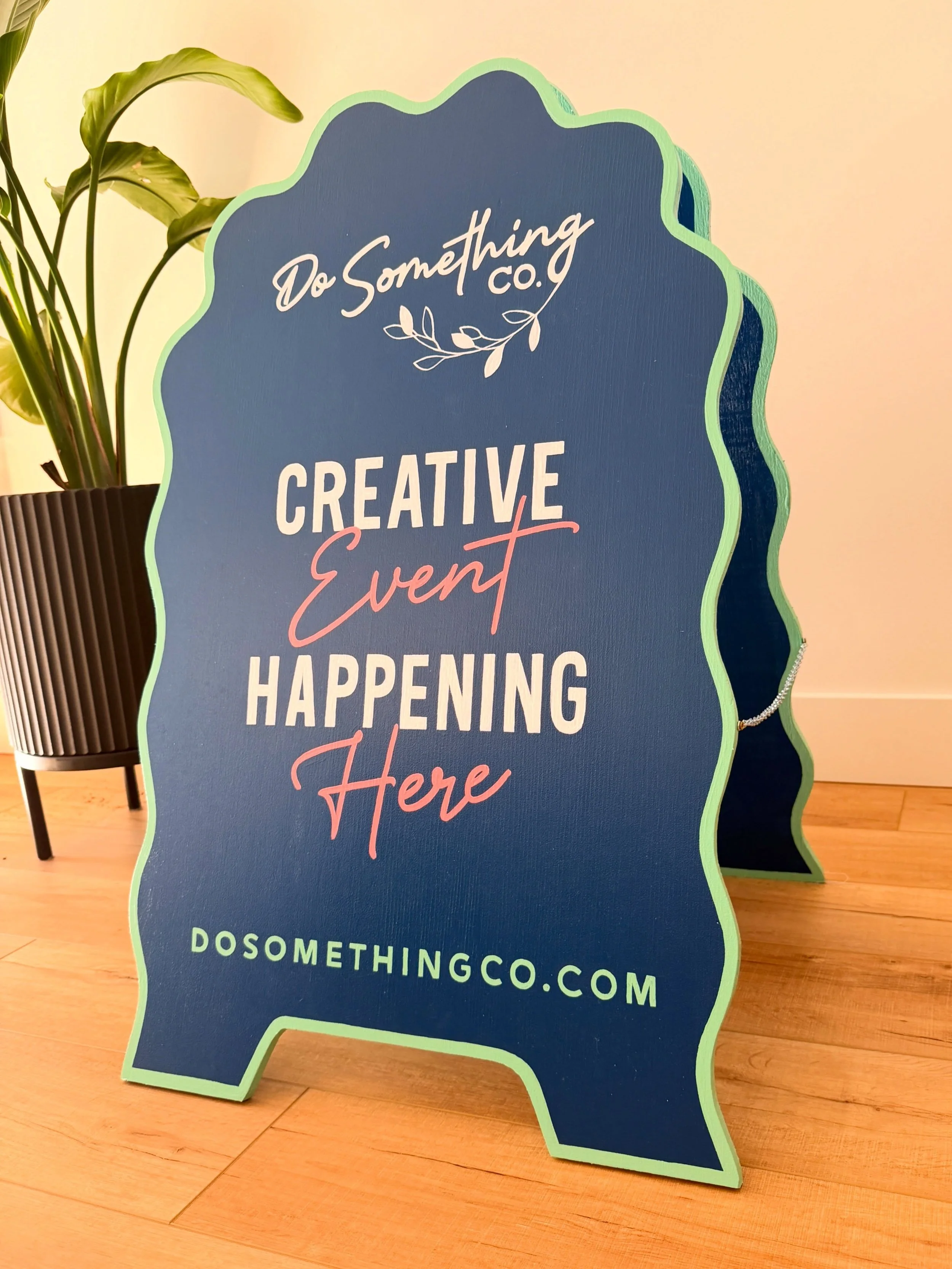 〰️ Proof that wayfinding can be CUUUUTE! A handpainted A-frame on hand cut wood (but like, with the help of my jigsaw 💁🏻&zwj;♀️), for a hands-on workshop girlie who I finally got to meet IRL + take her workshop! @dosomething_co 💙〰️

#signpainting 