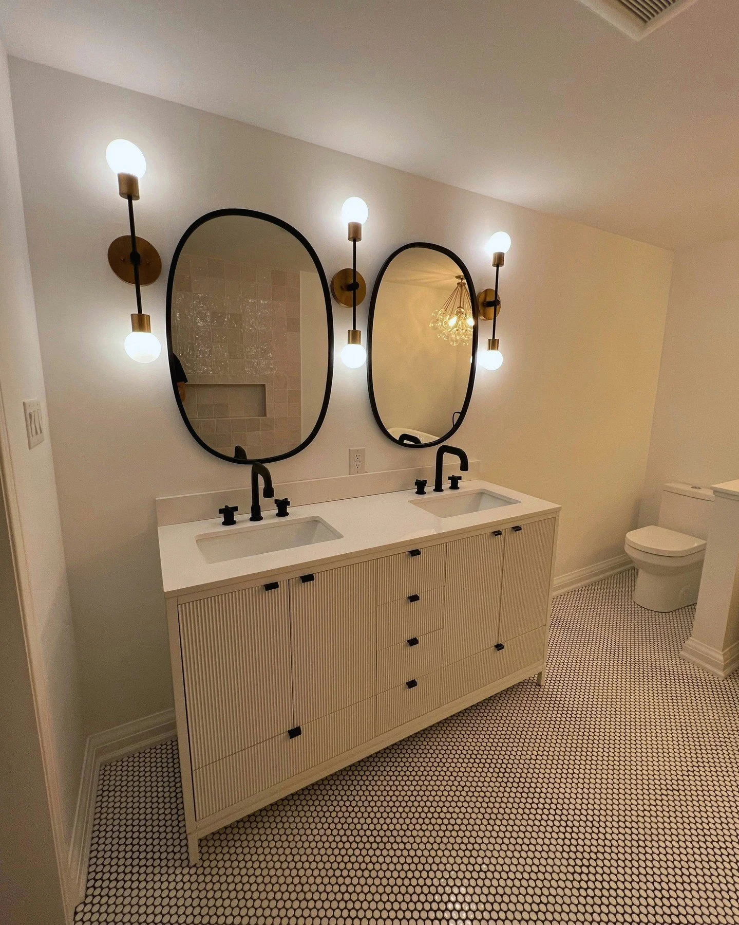 Bathroom renovation....swipe to see the before 😮

#TorontoCarpenter #BathroomReno #BathroomRenovation #KirwanCarpentry