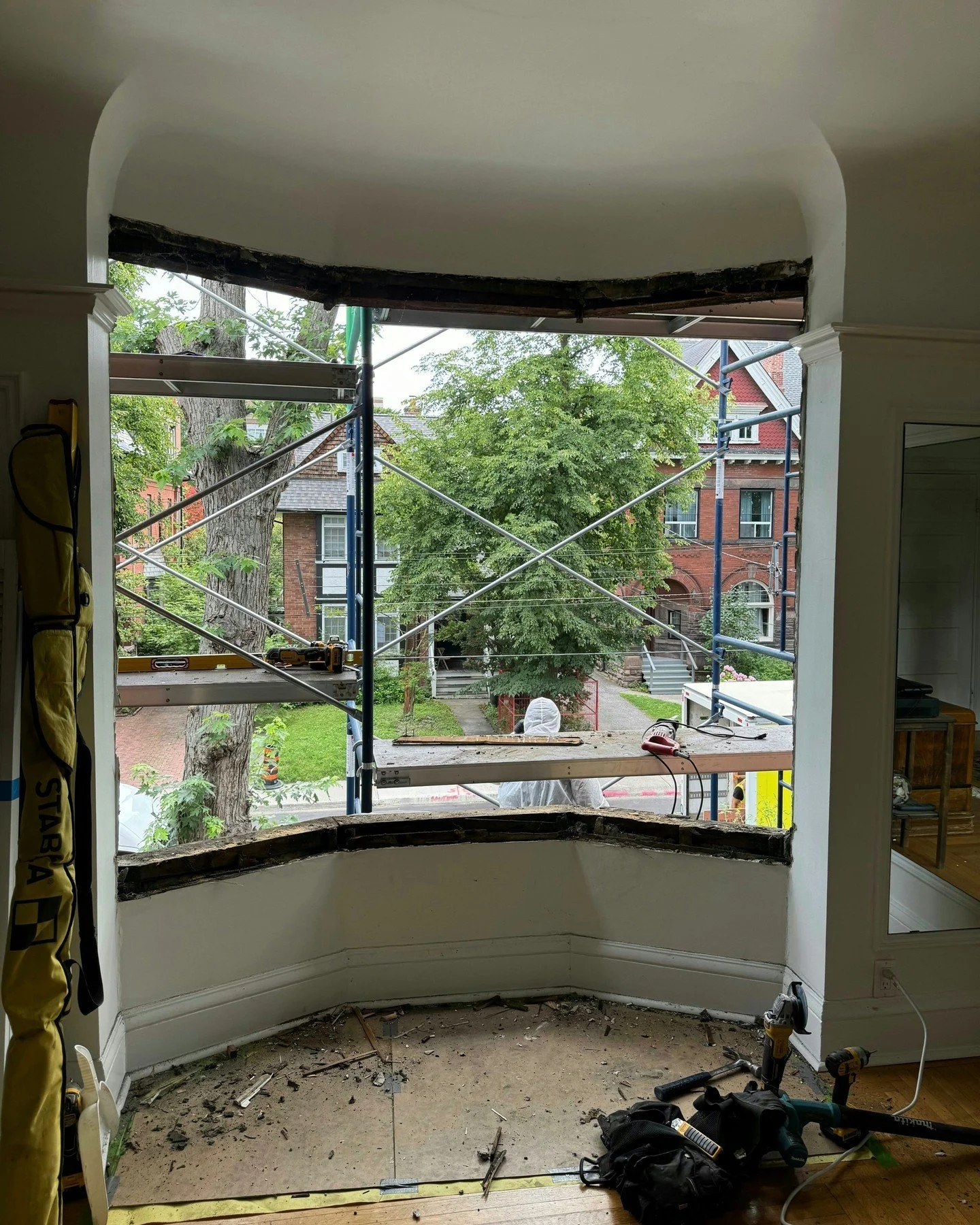 Sharing a few #BTS moments from the year to remind you&mdash;when your project is at that &lsquo;messy middle&rsquo; stage, it can feel overwhelming! 🔨 Sawdust, rough edges, and pieces yet to come together... but trust the process. This stage is all