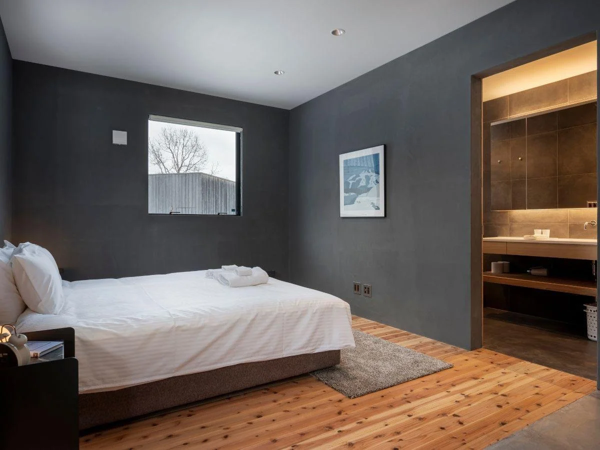 Just Another Day in Hirafu (70 x 70cm)