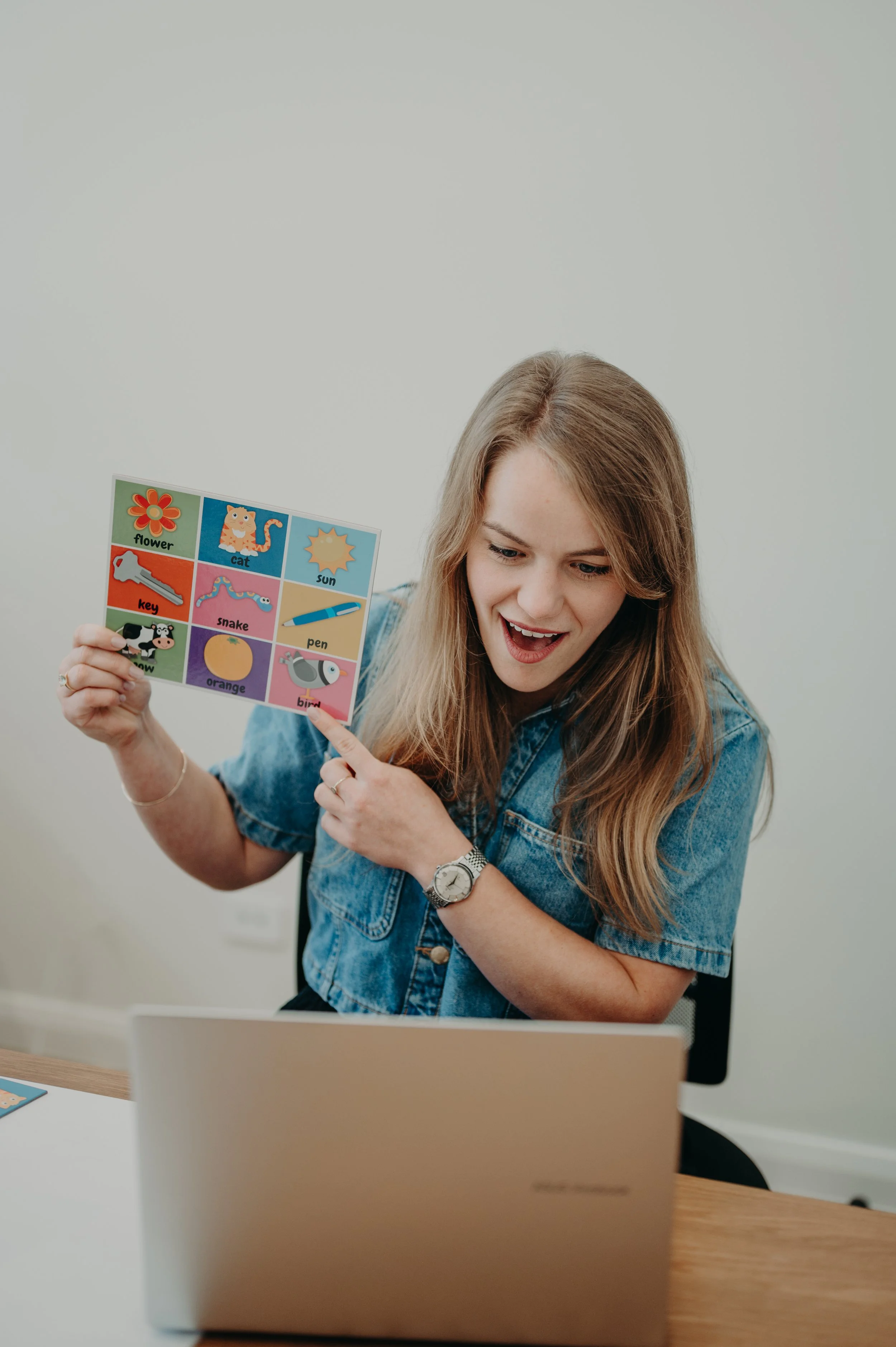 Speech pathologist showing flash cards to a client paediatric speech pathologist parkes central west nsw