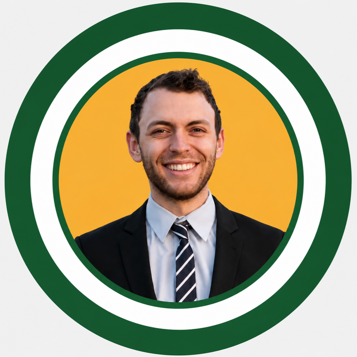 A smiling man in a suit and tie, within a circular frame on a green background.