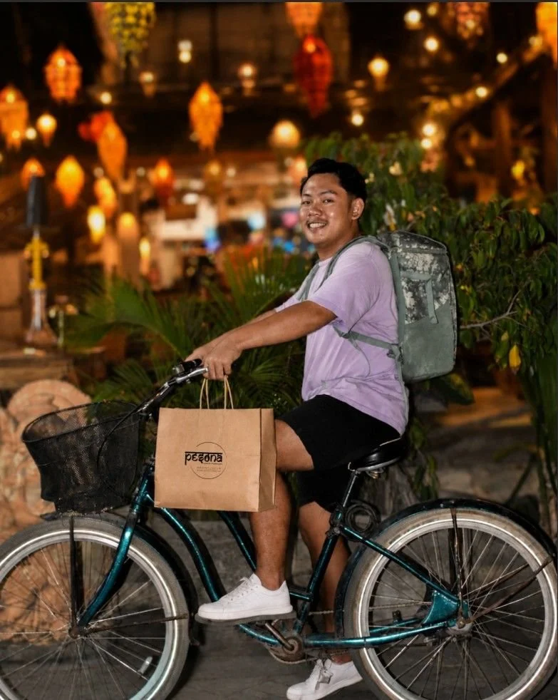 Pesona Lounge staff delivering fresh warm food in Gili Trawangan